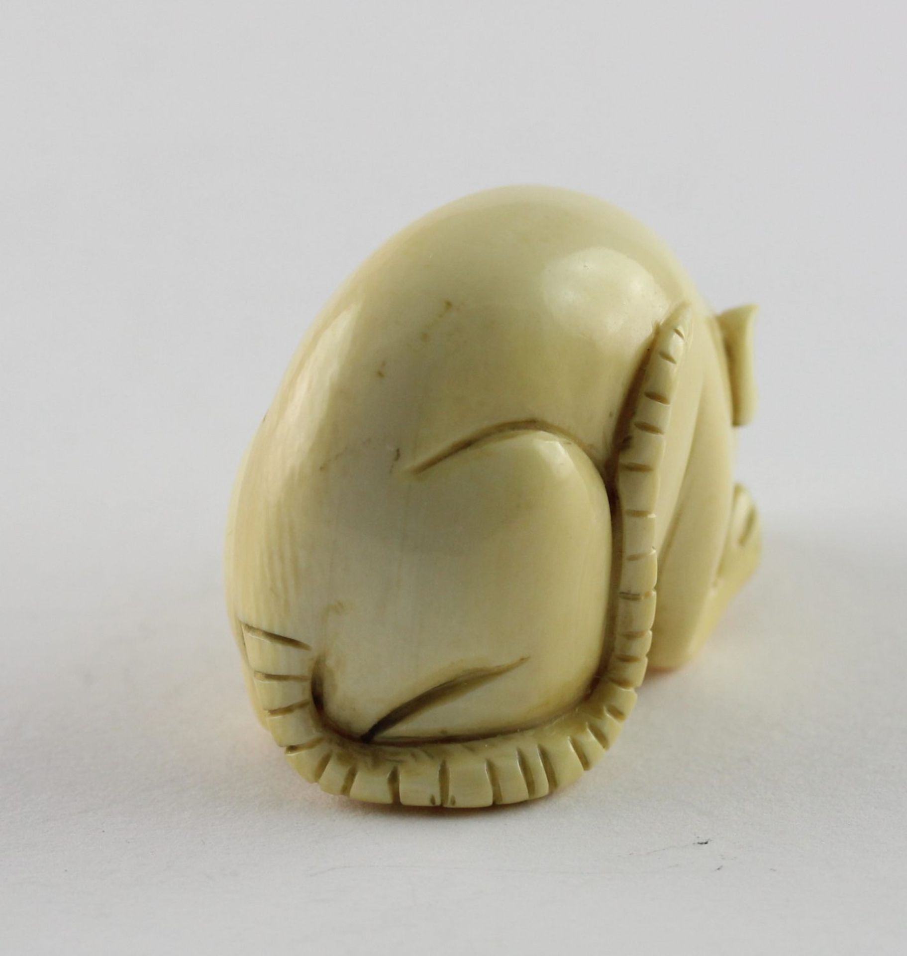 NETSUKE RATTE, Elfenbein, das sitzende - Bild 2 aus 5