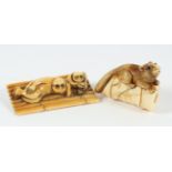 ZWEI NETSUKE, Elfenbein, a) zwei Affen