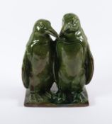 ZWEI PINGUINE, Keramik, grün glasiert,