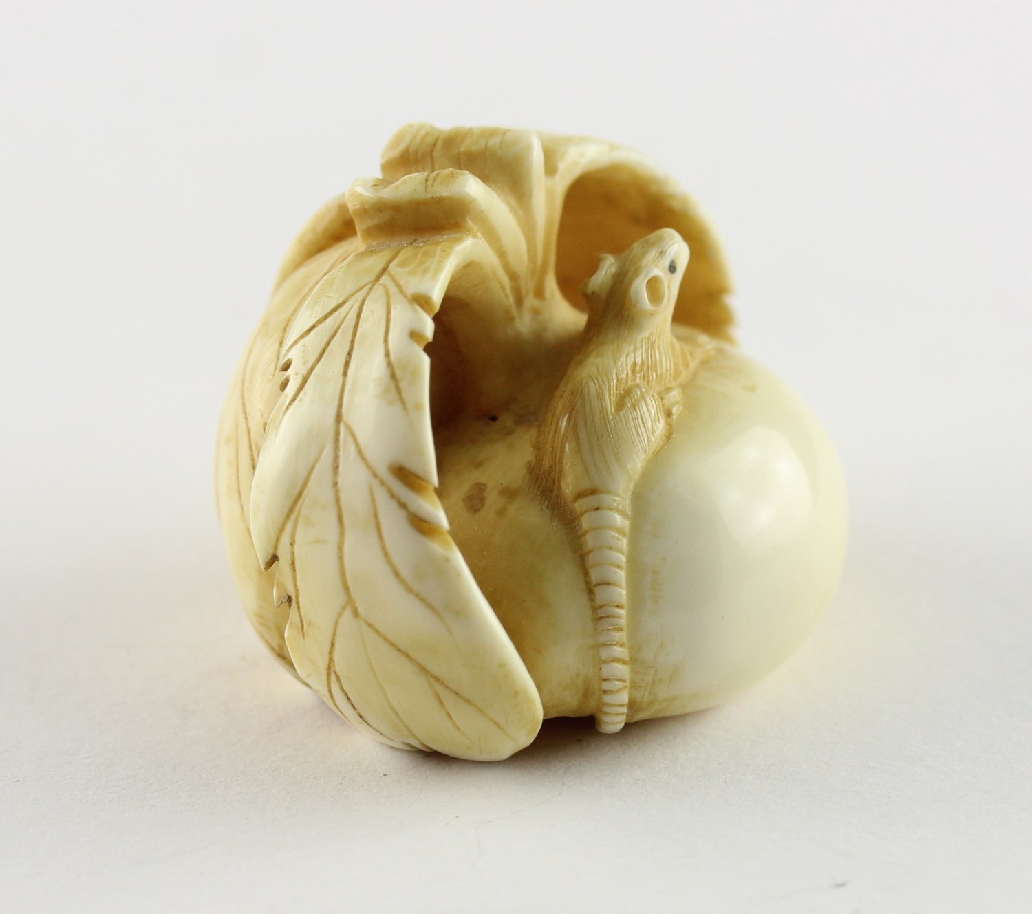 NETSUKE RATTE AUF RETTICH, Elfenbein, - Image 4 of 5