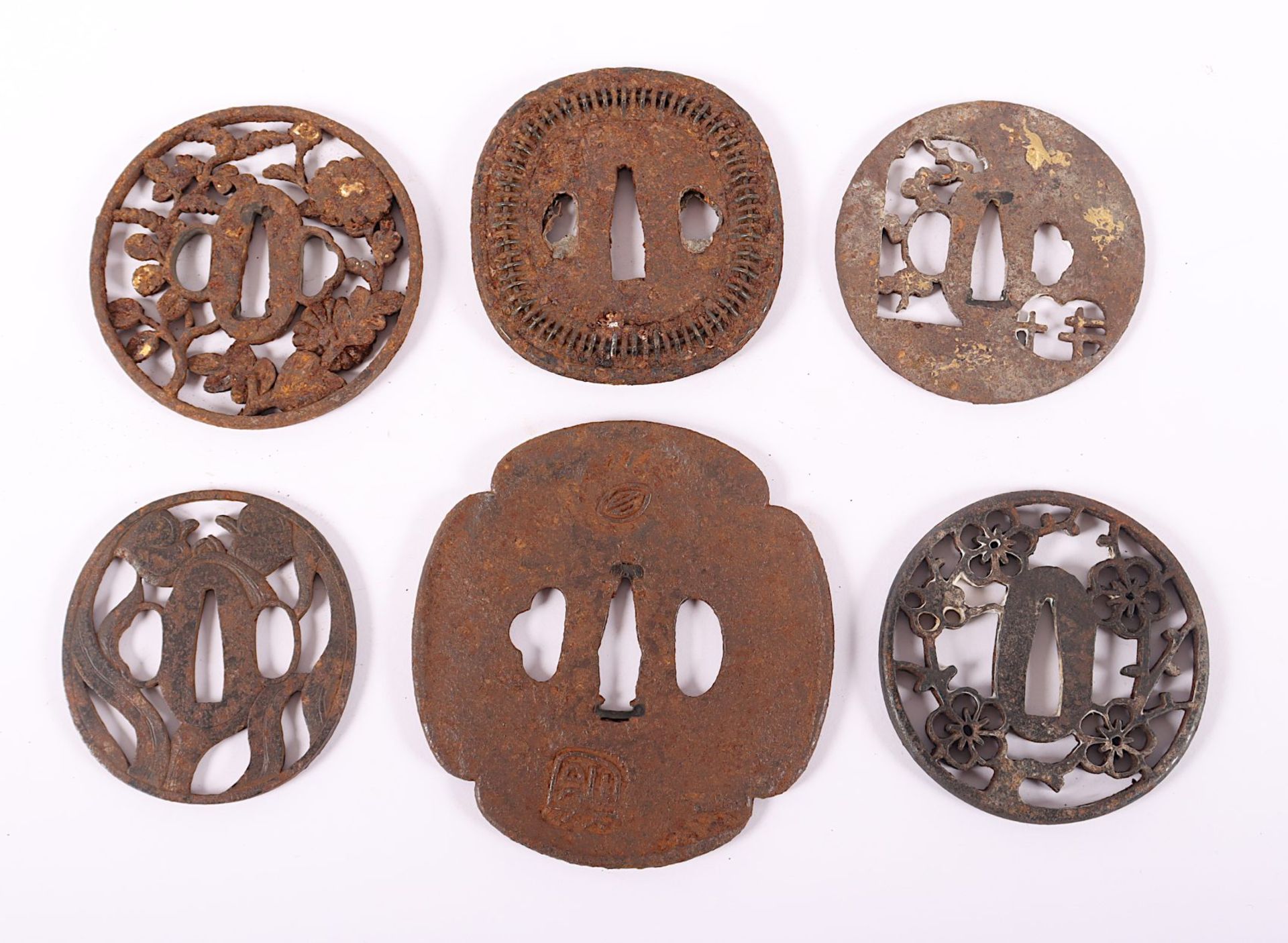 KONVOLUT SECHS TSUBA, Eisen, rund, ein