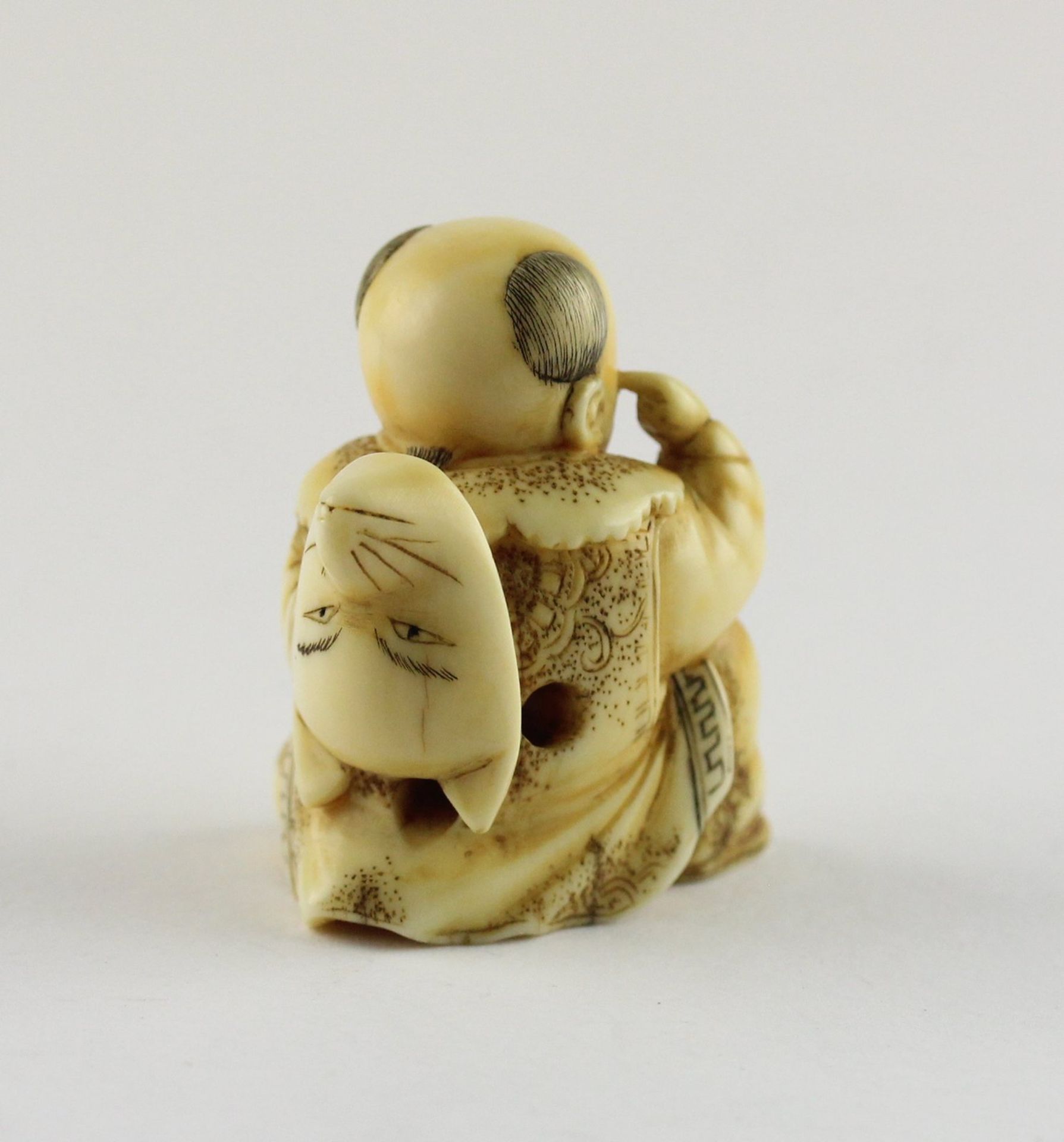 NETSUKE KARAKO MIT MASKE, Elfenbein, - Bild 2 aus 3