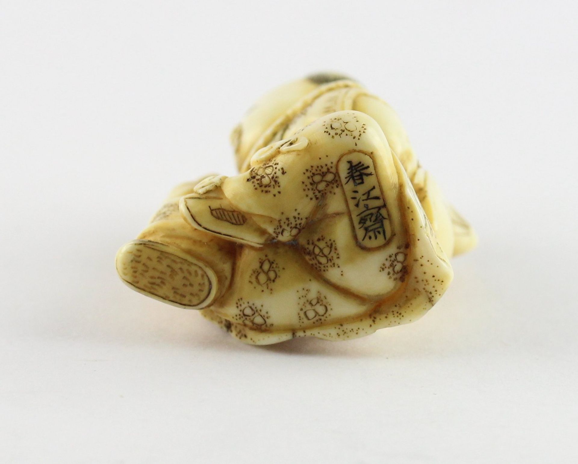 NETSUKE KARAKO MIT MASKE, Elfenbein, - Bild 3 aus 3