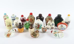 KONVOLUT ZWANZIG SNUFF BOTTLE,