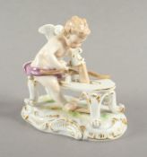 FIGUR "PUTTO EINEN BOGEN SCHNITZEND",