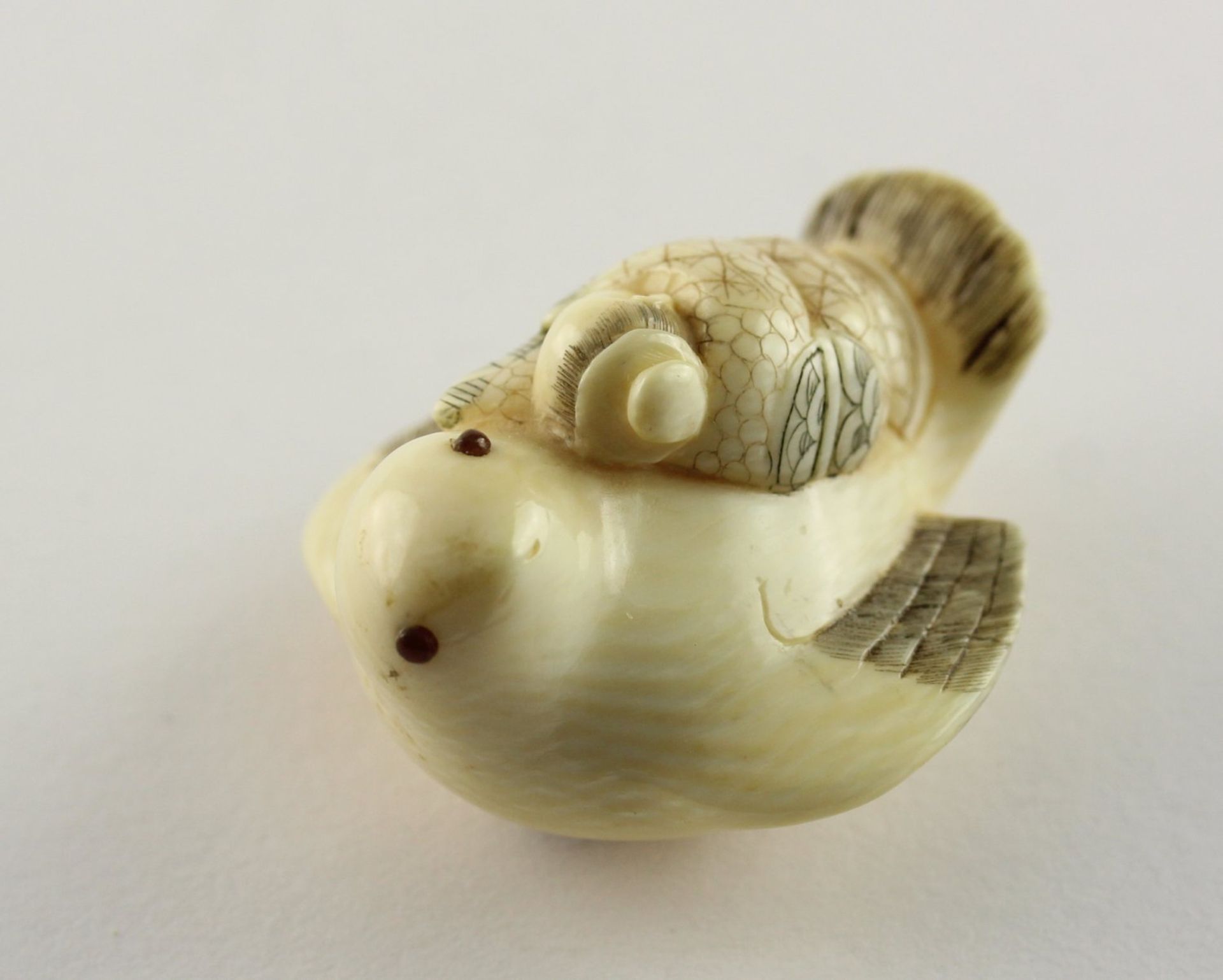 NETSUKE SHITAKIRI SUZUME, Elfenbein, - Bild 4 aus 5