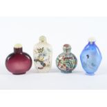 VIER SNUFF BOTTLE, drei Glas, ein