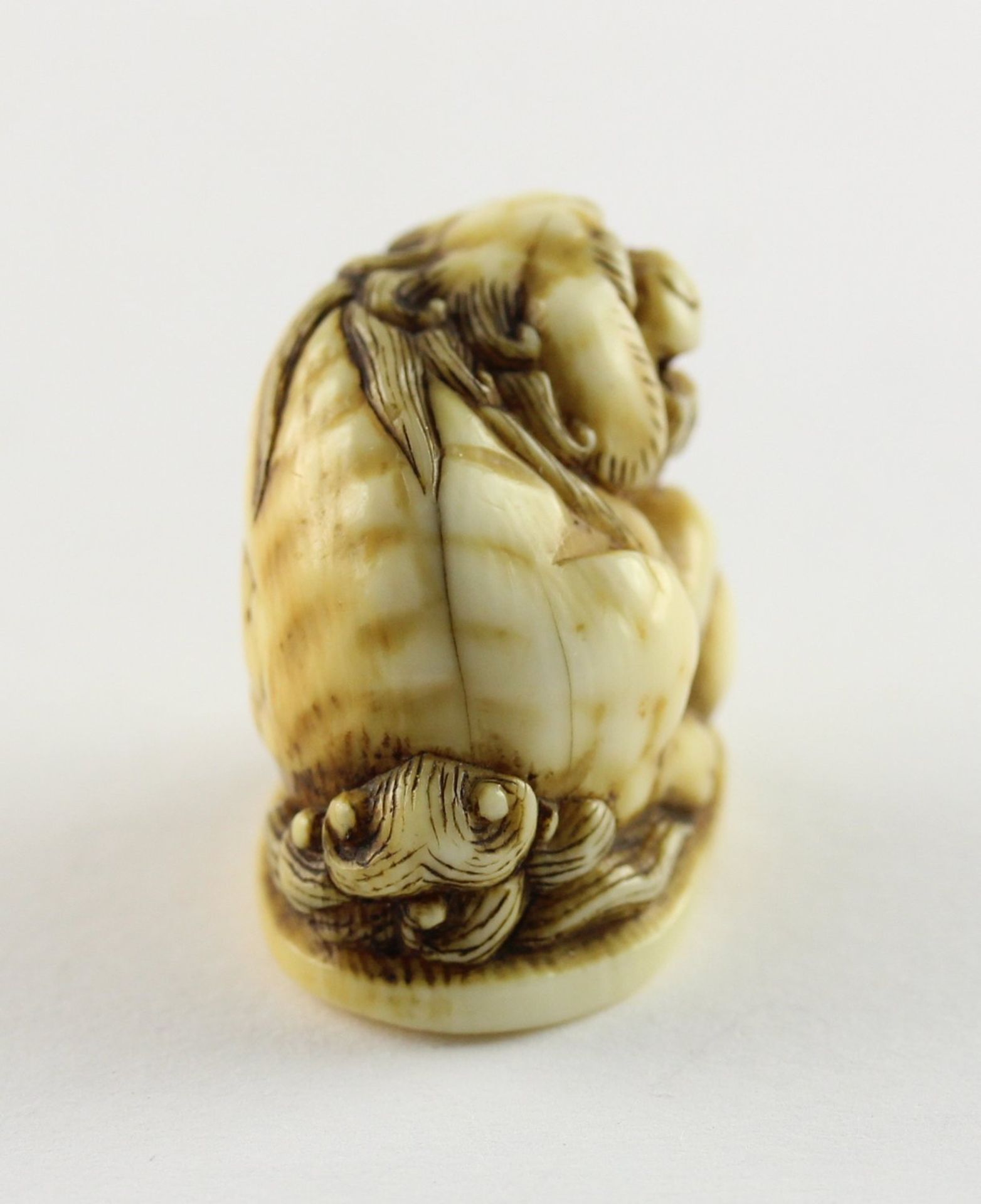 NETSUKE SHISHI MIT BALL, Elfenbein, - Bild 3 aus 5