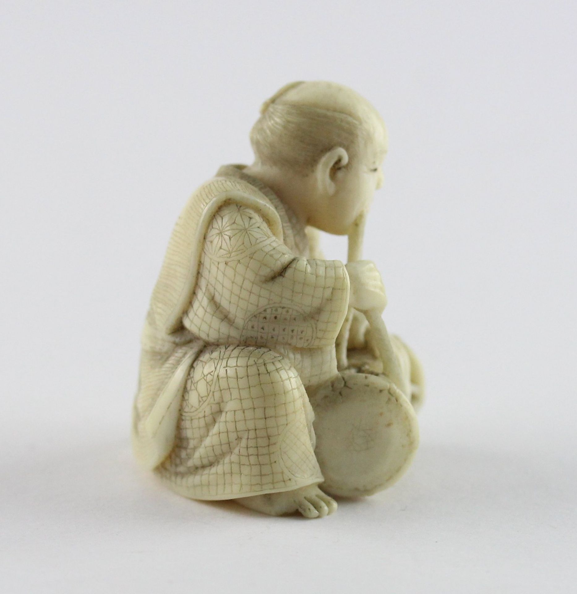 NETSUKE MANN BINDET EINE TROMMEL, - Bild 4 aus 5