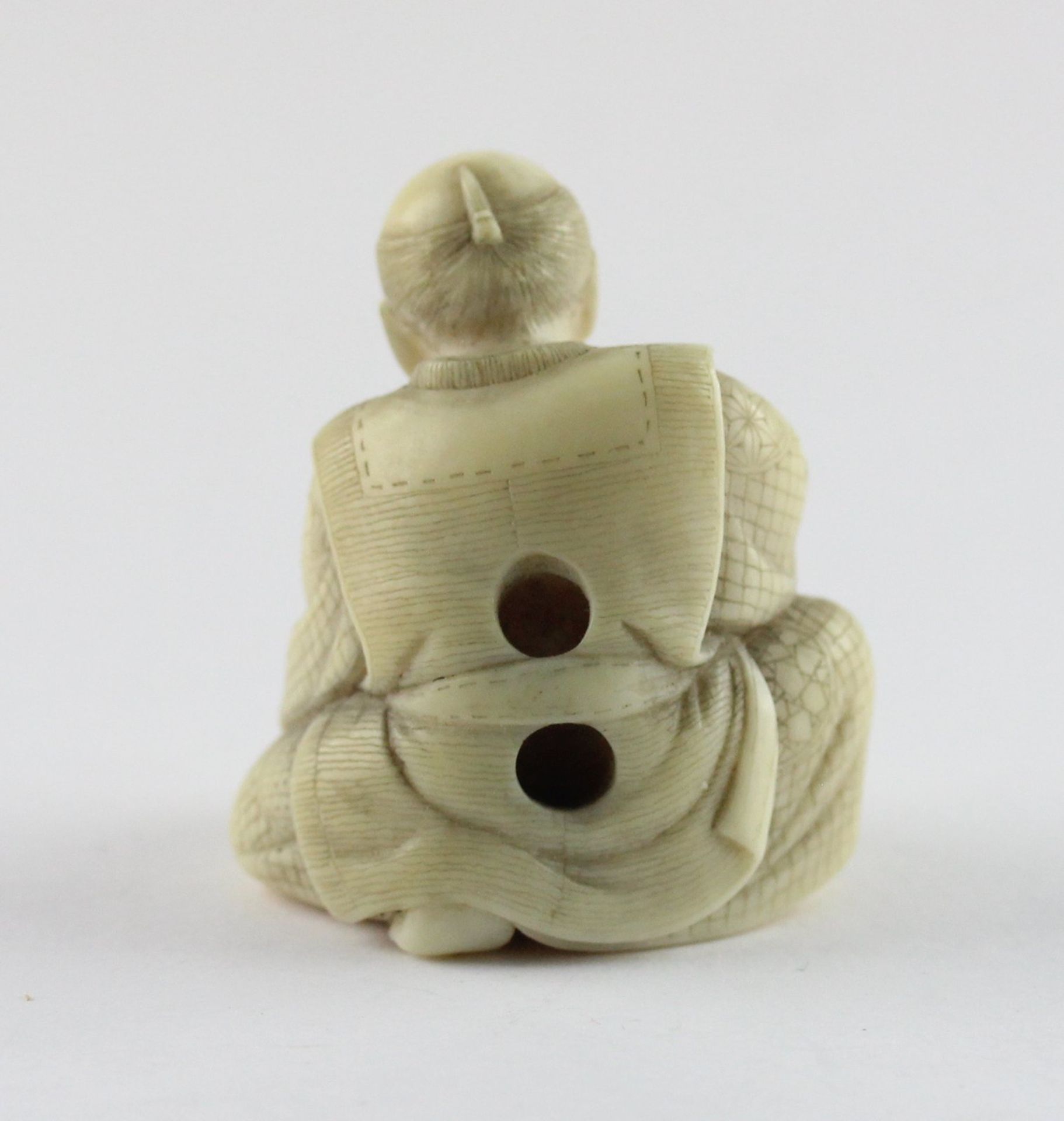 NETSUKE MANN BINDET EINE TROMMEL, - Bild 3 aus 5