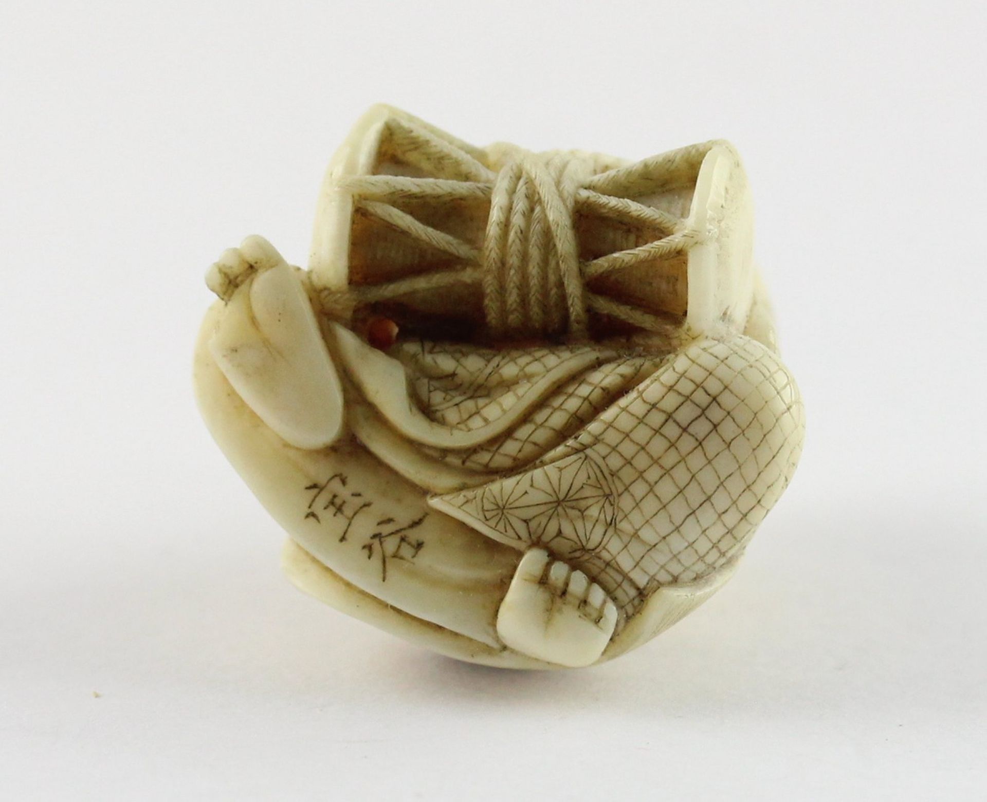 NETSUKE MANN BINDET EINE TROMMEL, - Bild 5 aus 5