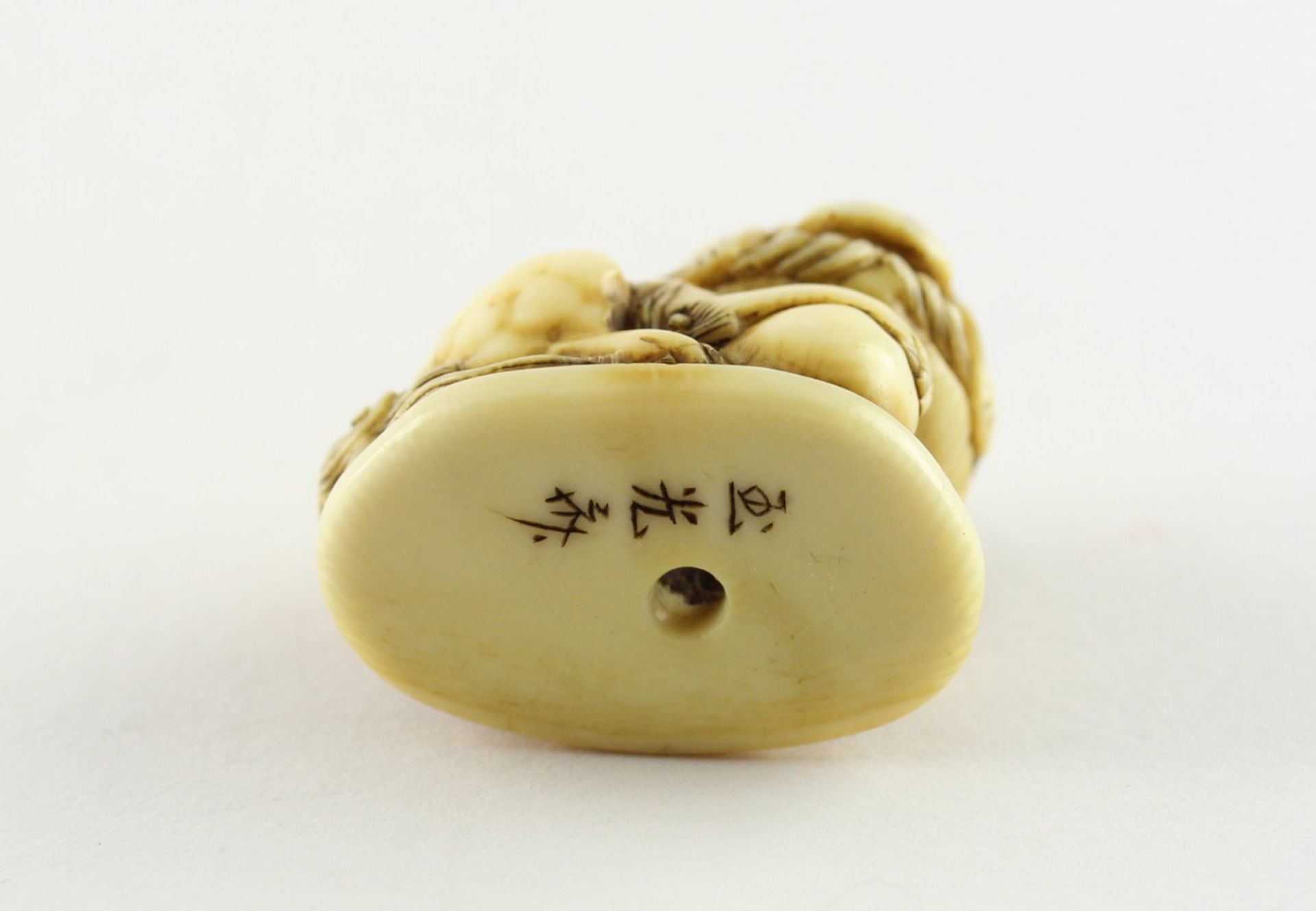 NETSUKE SHISHI MIT BALL, Elfenbein, - Bild 5 aus 5