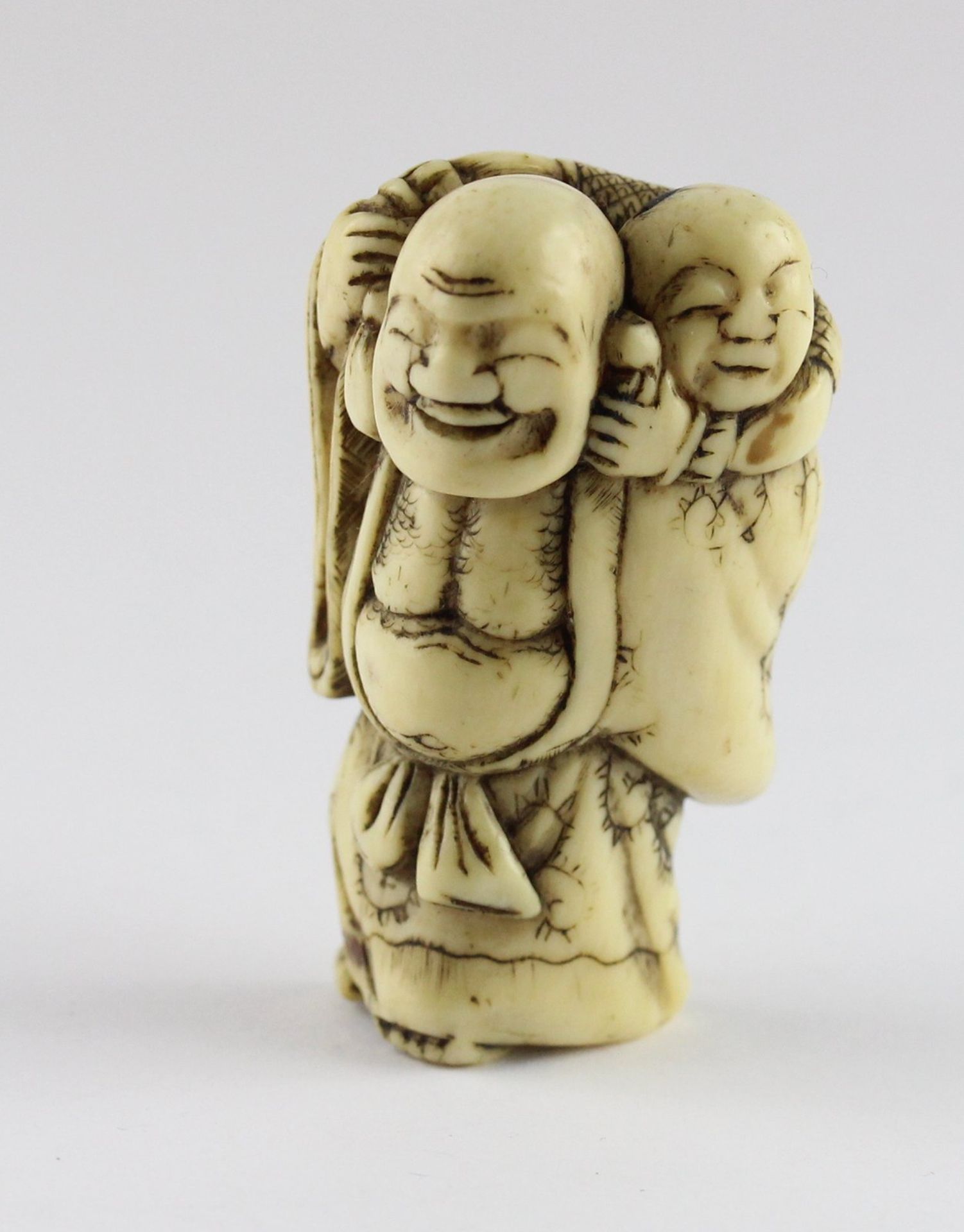 NETSUKE HOTEI MIT KARAKO, Elfenbein,