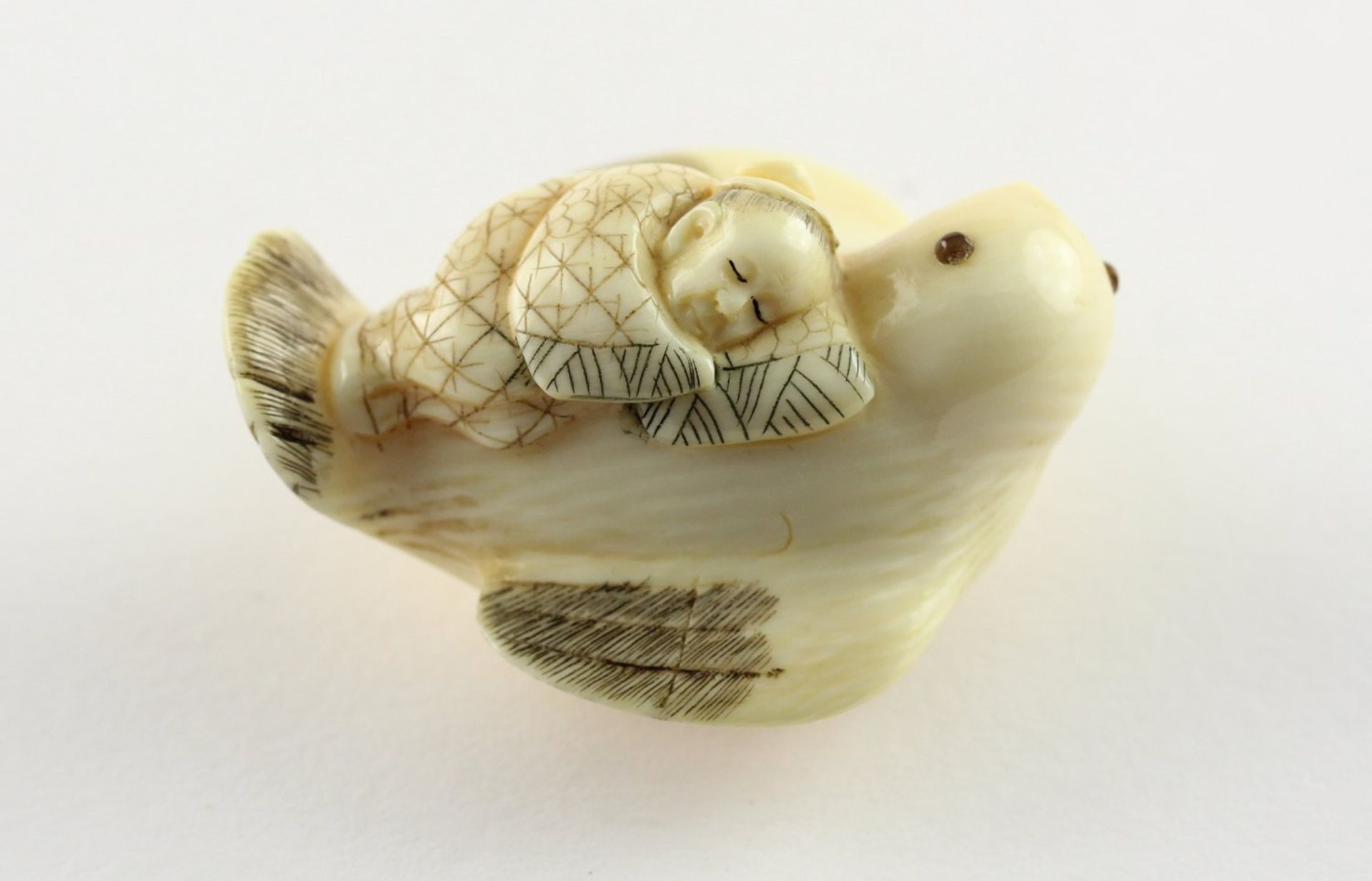 NETSUKE SHITAKIRI SUZUME, Elfenbein, - Bild 3 aus 5