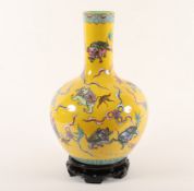 GROSSSE FAMILLE ROSE-VASE, Porzellan,