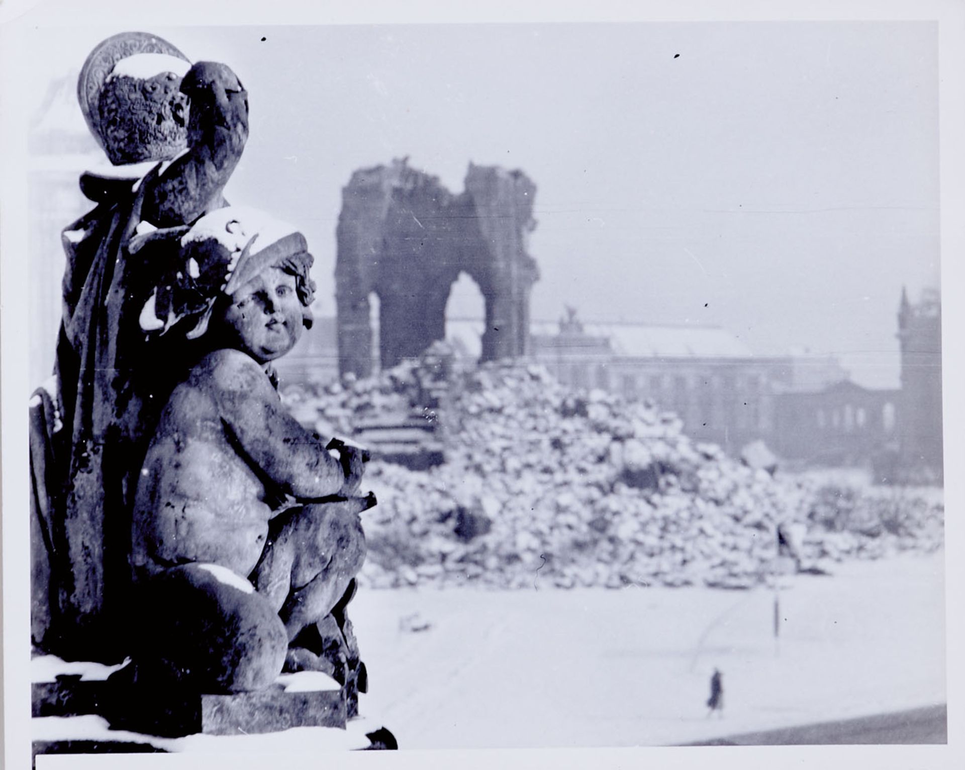 Europa - Deutschland - Dresden - Blick auf die zerstörte Frauenkirche im Winter, - Image 2 of 2