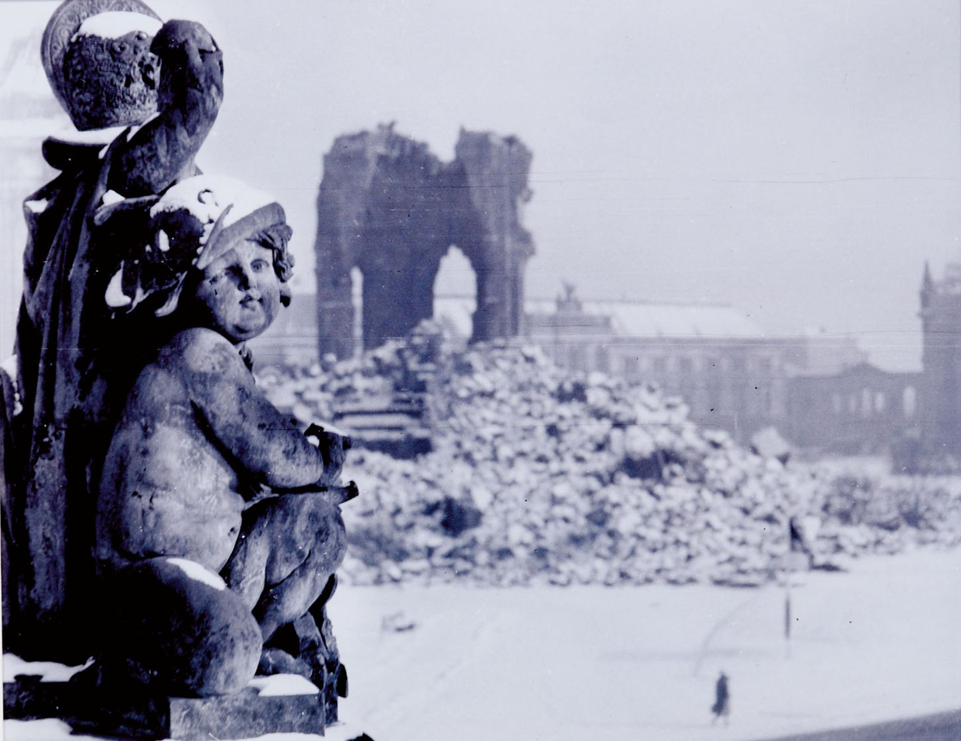 Europa - Deutschland - Dresden - Blick auf die zerstörte Frauenkirche im Winter,