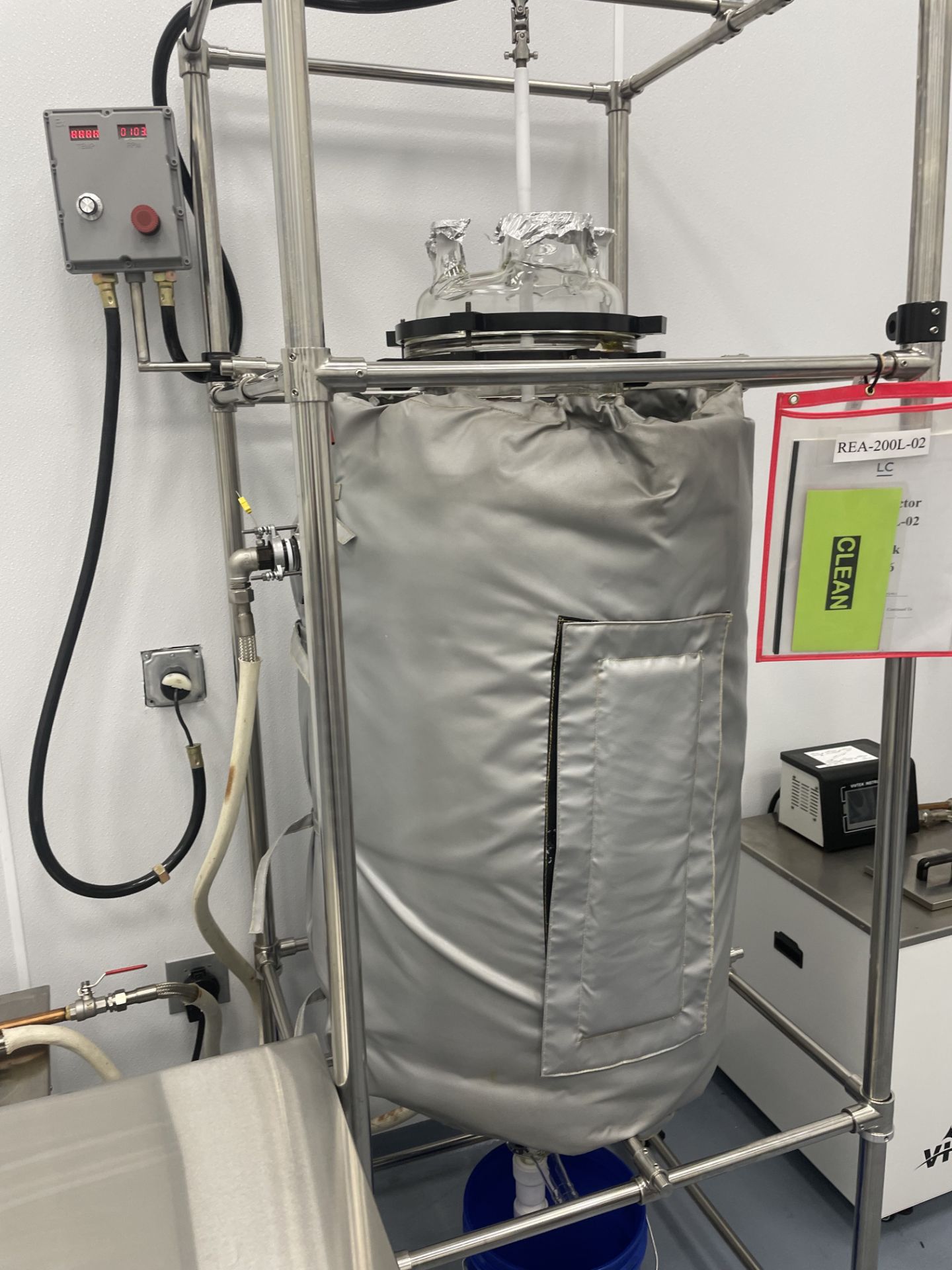 Used 200 L Agitated Jacketed Glass Reactor with Vivtek Chilling/ Heating Unit. - Image 2 of 11