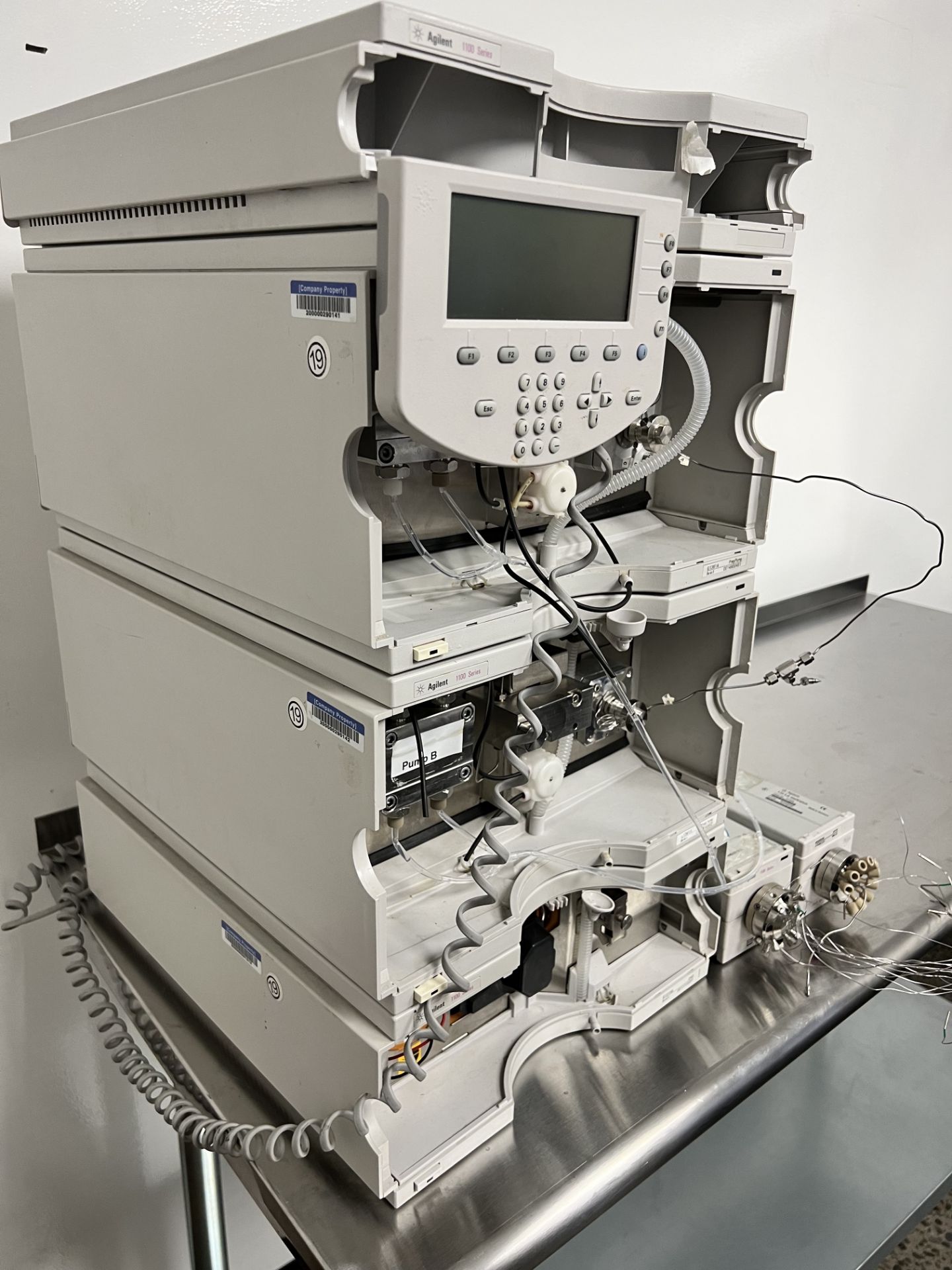 Used- Agilent HPLC 1100 Chromatography System. Supports efficient mixing and pulse-free pump action - Image 3 of 11