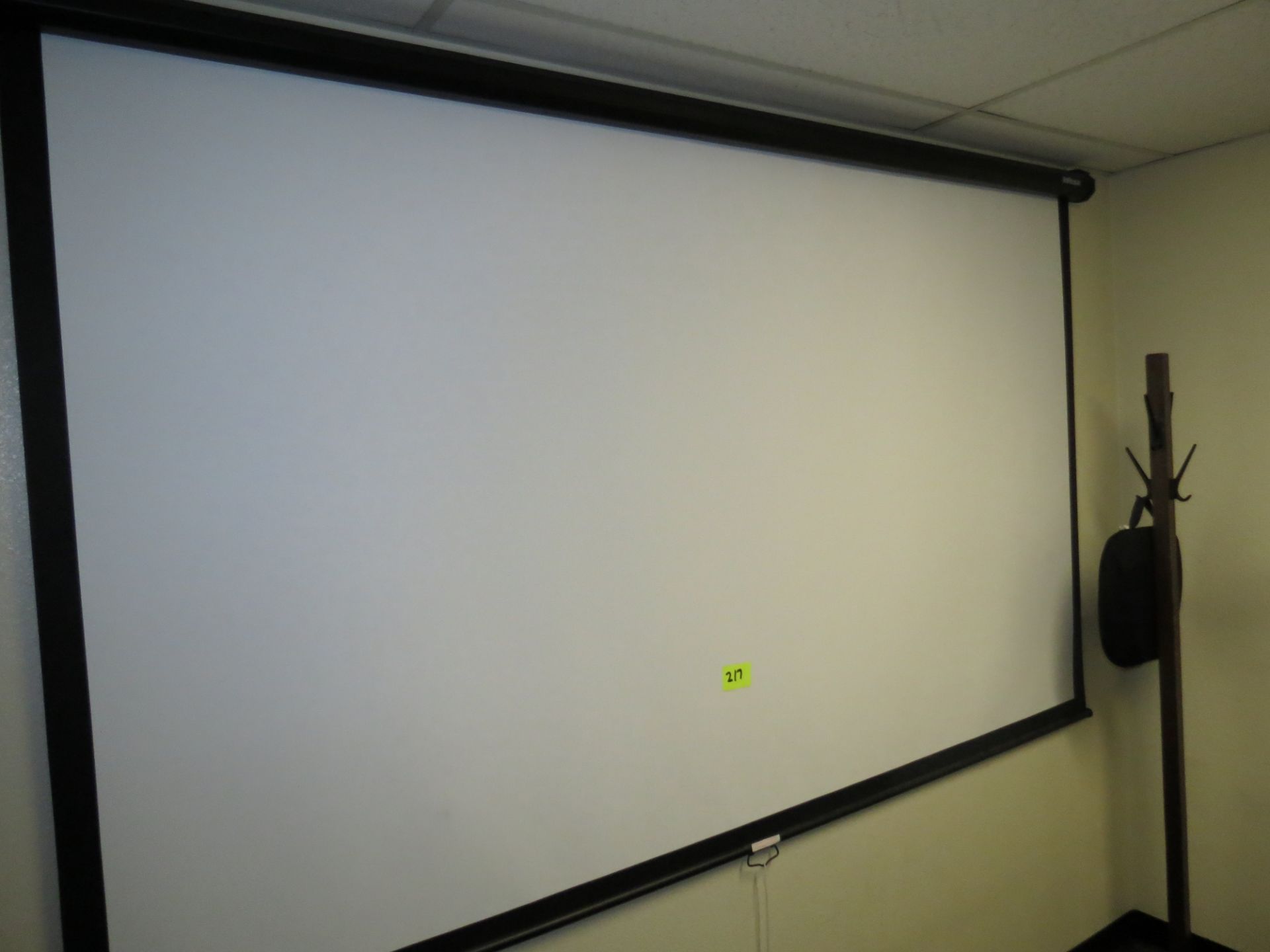 LOT VIEWSONIC PROJECTOR AND PROJECTION SCREEN - Image 2 of 2