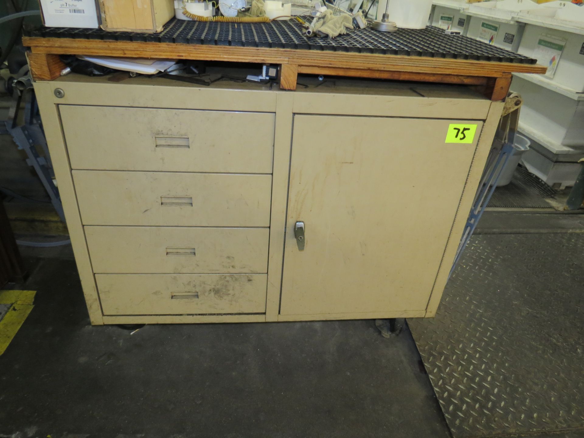 LOT METAL BASE WORK TABLE AND BEIGE 5-SECTION STORAGE CABINET ONLY NO CONTENTS - Image 2 of 3