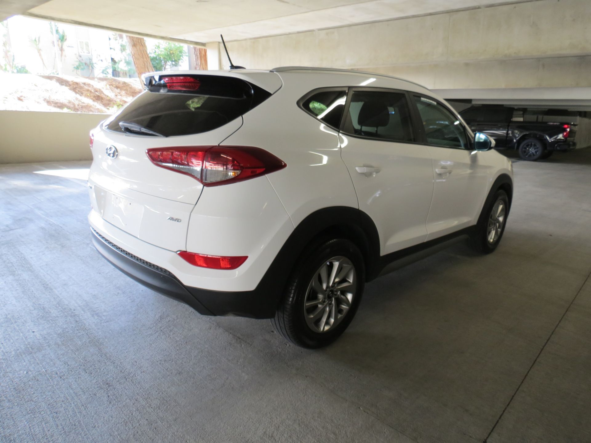 2017 HYUNDAI TUCSON COMPACT SUV, WHITE, 104,194 MILES, VIN:KM8J3CA48HU316776, LIC: 8KPU384 - Image 5 of 22