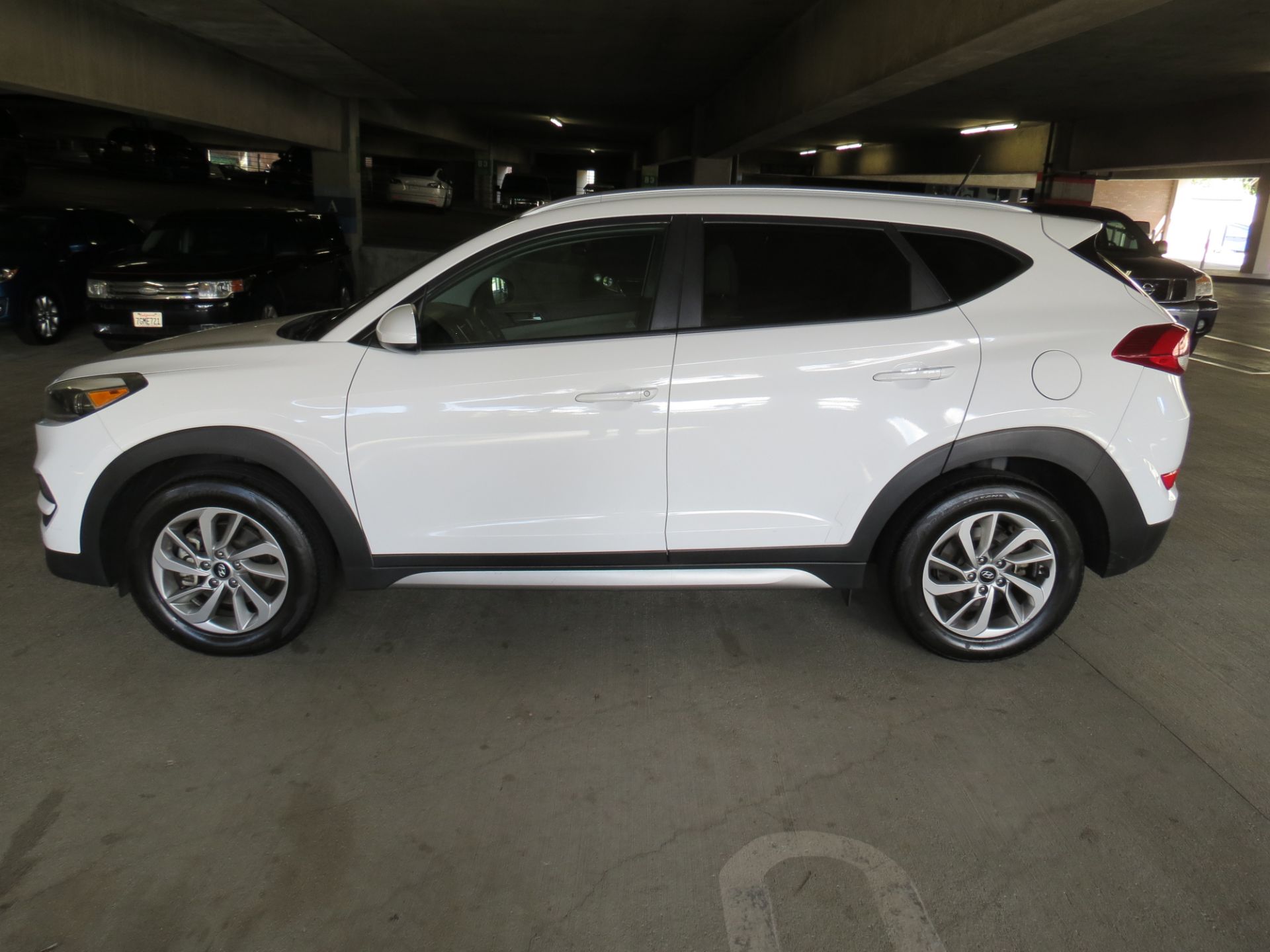 2017 HYUNDAI TUCSON COMPACT SUV, WHITE, 104,194 MILES, VIN:KM8J3CA48HU316776, LIC: 8KPU384 - Image 8 of 22