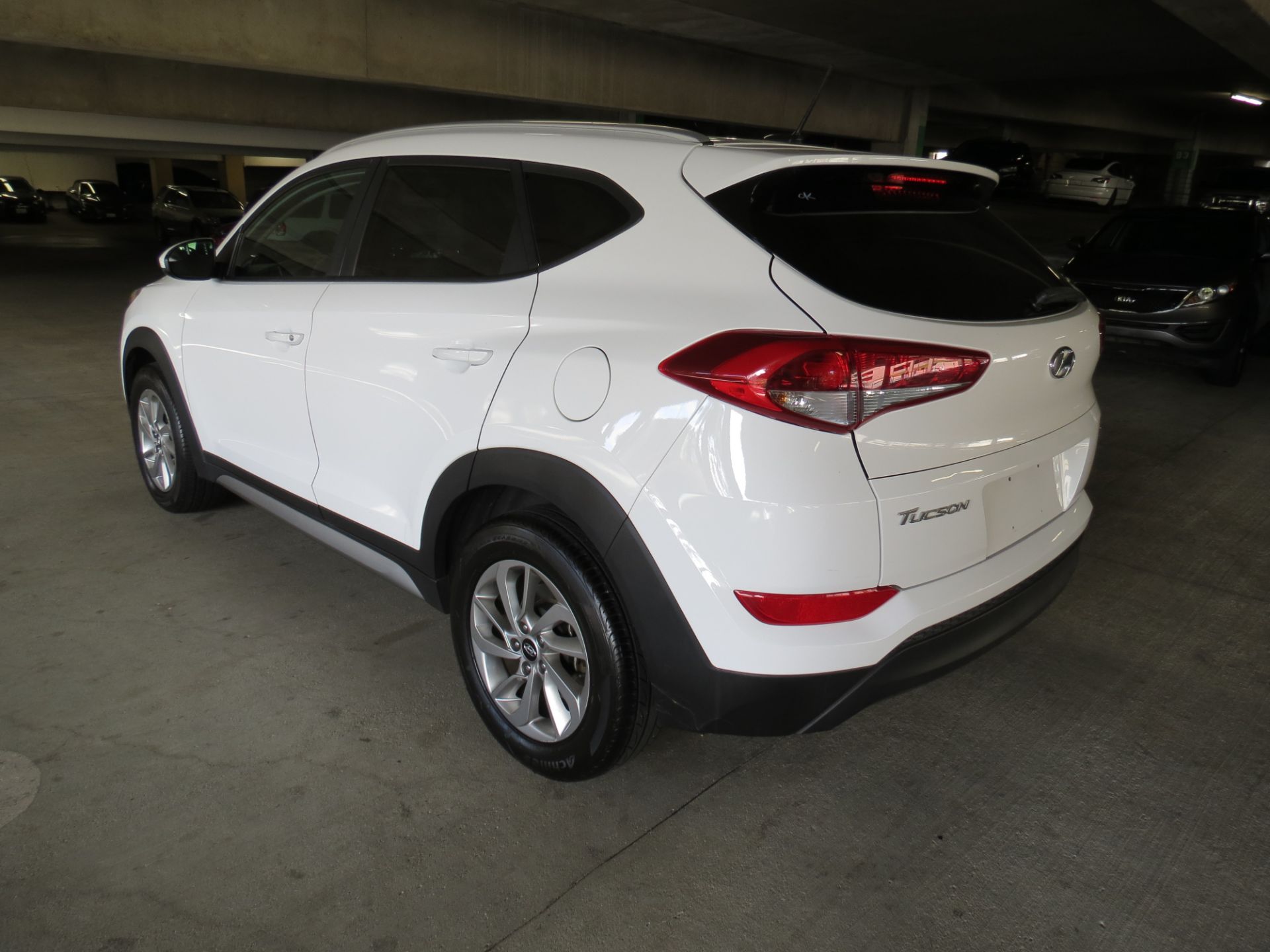 2017 HYUNDAI TUCSON COMPACT SUV, WHITE, 104,194 MILES, VIN:KM8J3CA48HU316776, LIC: 8KPU384 - Image 7 of 22