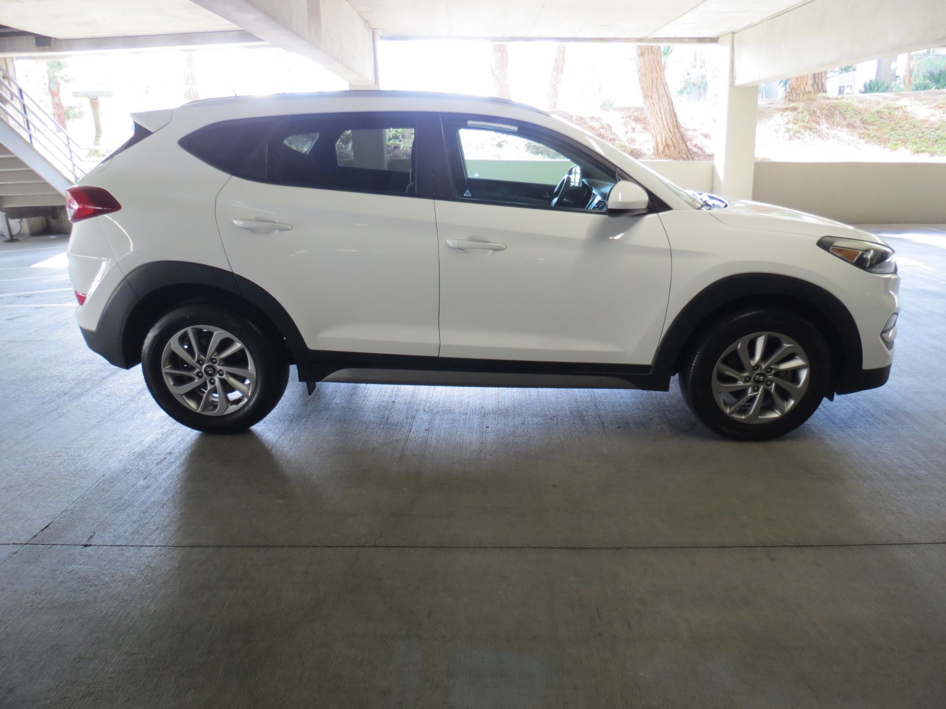 2017 HYUNDAI TUCSON COMPACT SUV, WHITE, 104,194 MILES, VIN:KM8J3CA48HU316776, LIC: 8KPU384 - Image 4 of 22