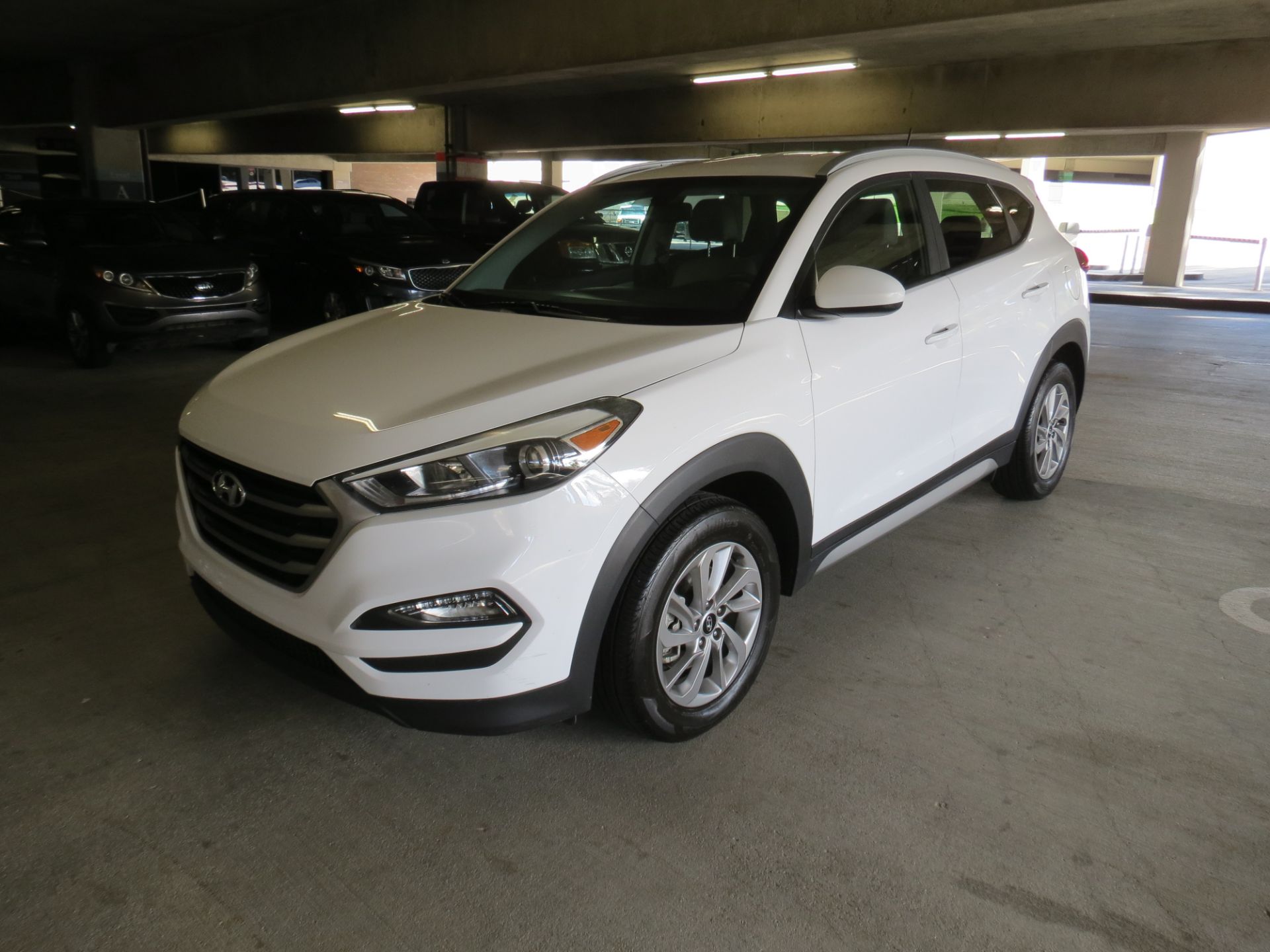 2017 HYUNDAI TUCSON COMPACT SUV, WHITE, 104,194 MILES, VIN:KM8J3CA48HU316776, LIC: 8KPU384