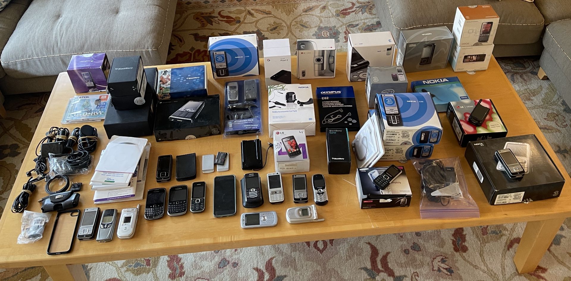 HUGE LOT OF MODERN CELL PHONES AND ORIGINAL BOXES