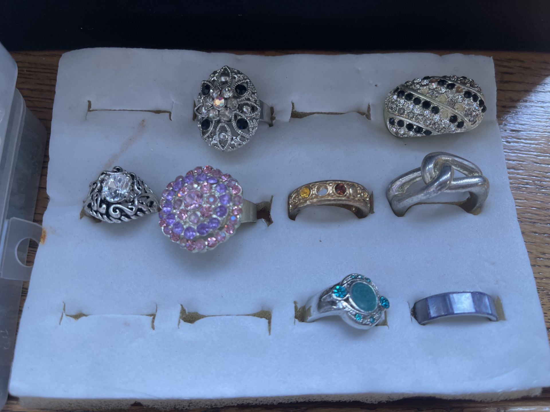 LARGE LOT OF BRAND NEW COSTUME JEWELRY - GREAT FOR RESALE - Image 3 of 4