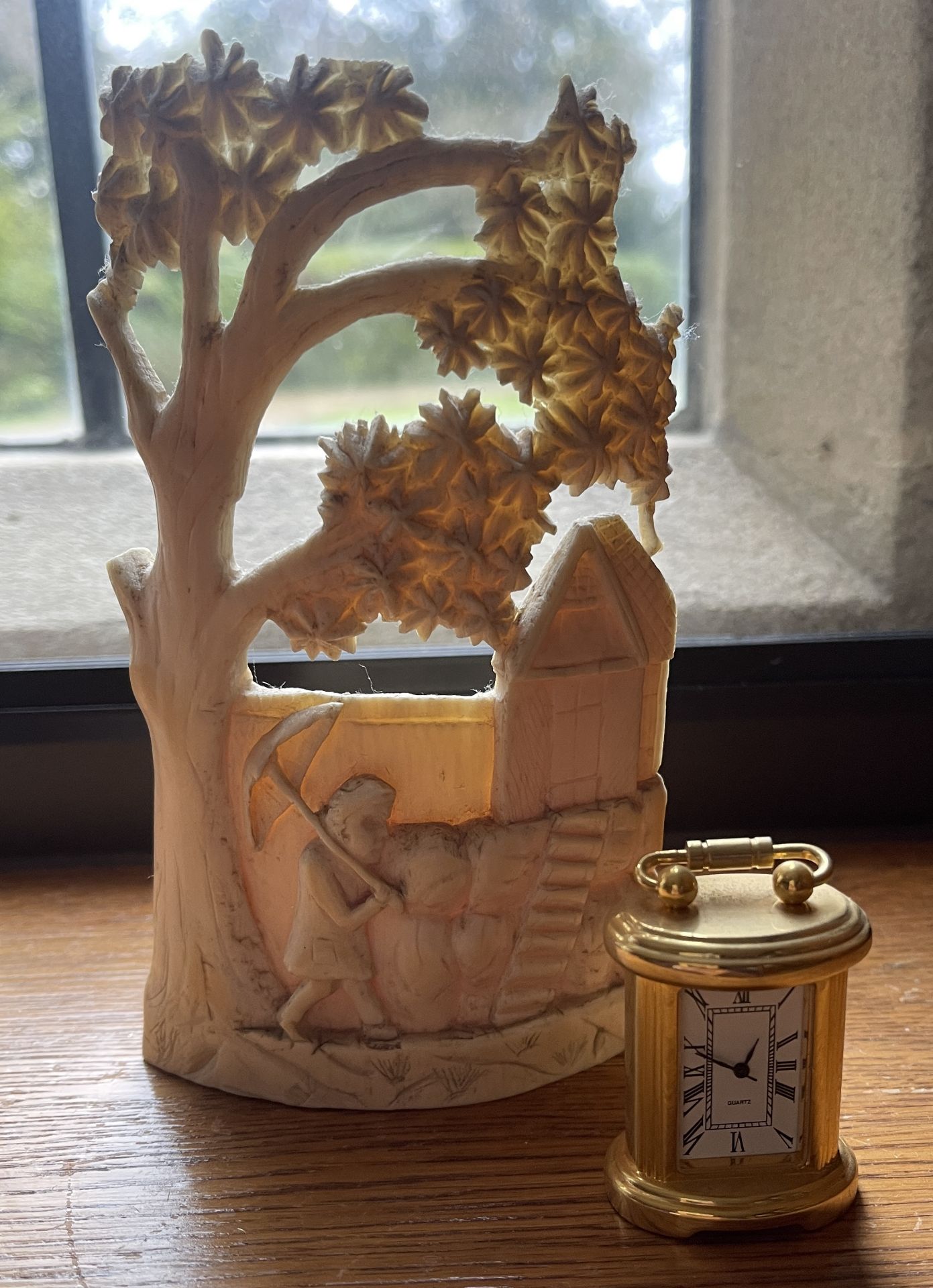 2 SMALL DECORATIVE ITEMS, SMALL CLOCK AND BONE OR IVORY CARVING