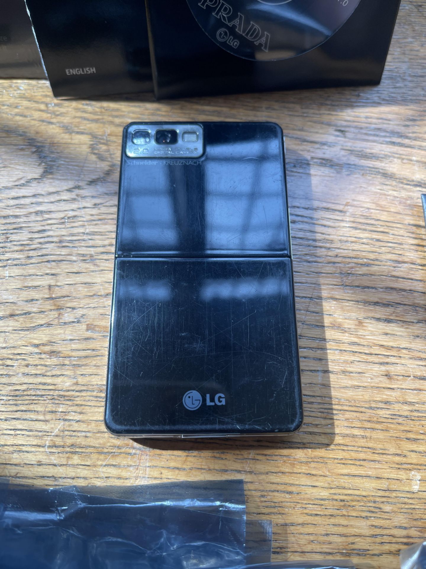 ORIGINAL LG PRADA DESIGNER PHONE , VERY COLLECTIBLE - Image 3 of 5