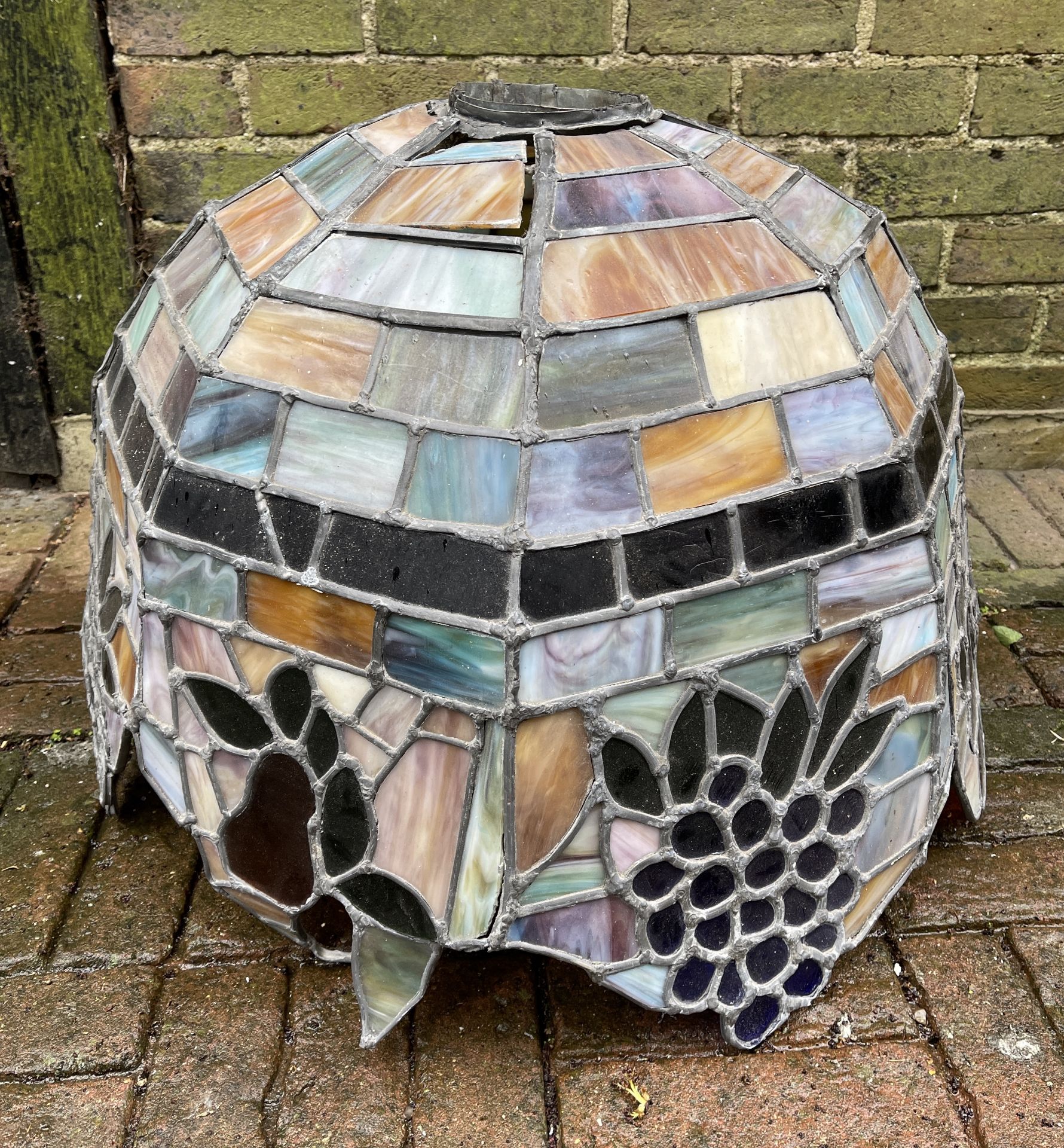 TIFFANY INSPIRED VINTAGE LAMP SHADE , NEEDS LOTS OF ATTENTION - Image 4 of 8