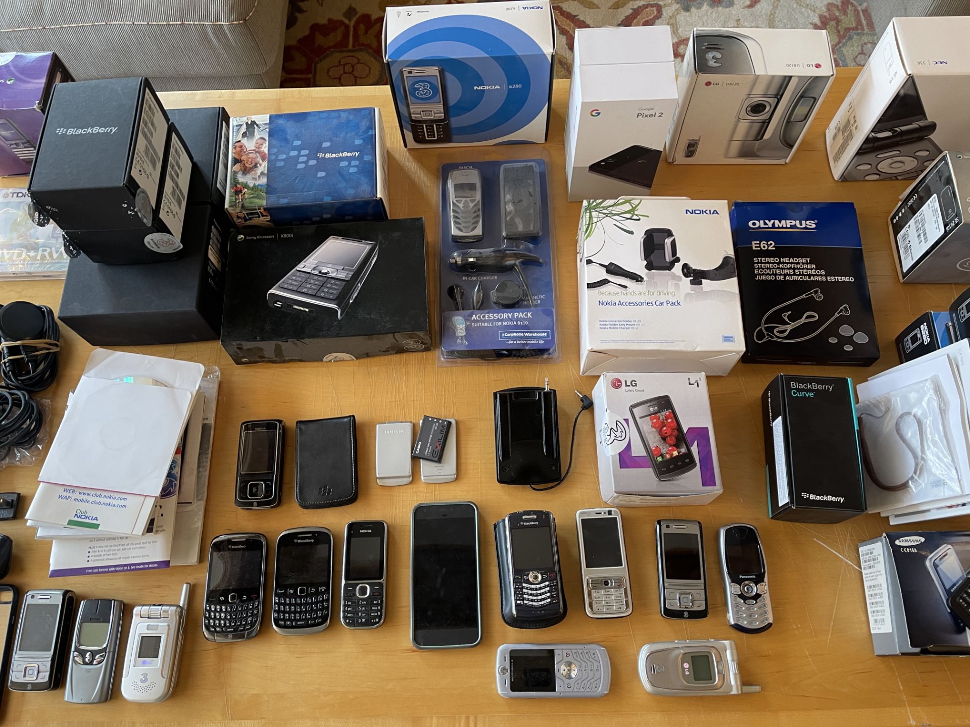 HUGE LOT OF MODERN CELL PHONES AND ORIGINAL BOXES - Image 4 of 10