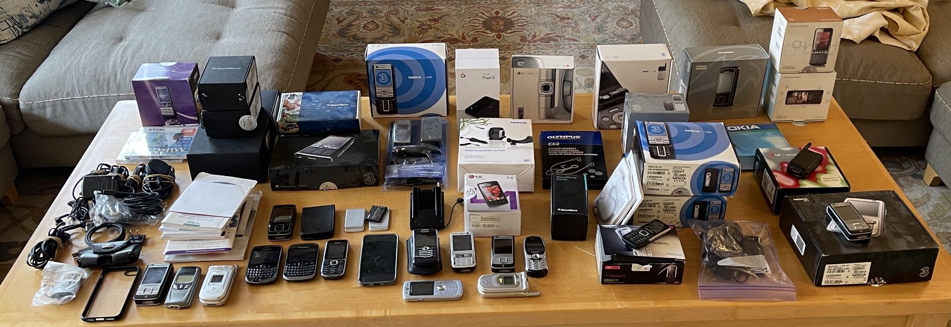 HUGE LOT OF MODERN CELL PHONES AND ORIGINAL BOXES - Image 2 of 10