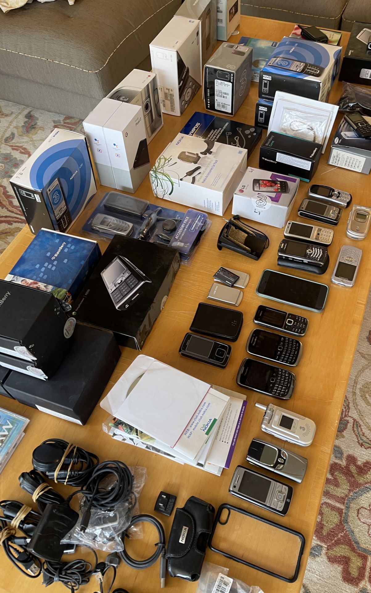 HUGE LOT OF MODERN CELL PHONES AND ORIGINAL BOXES - Image 8 of 10