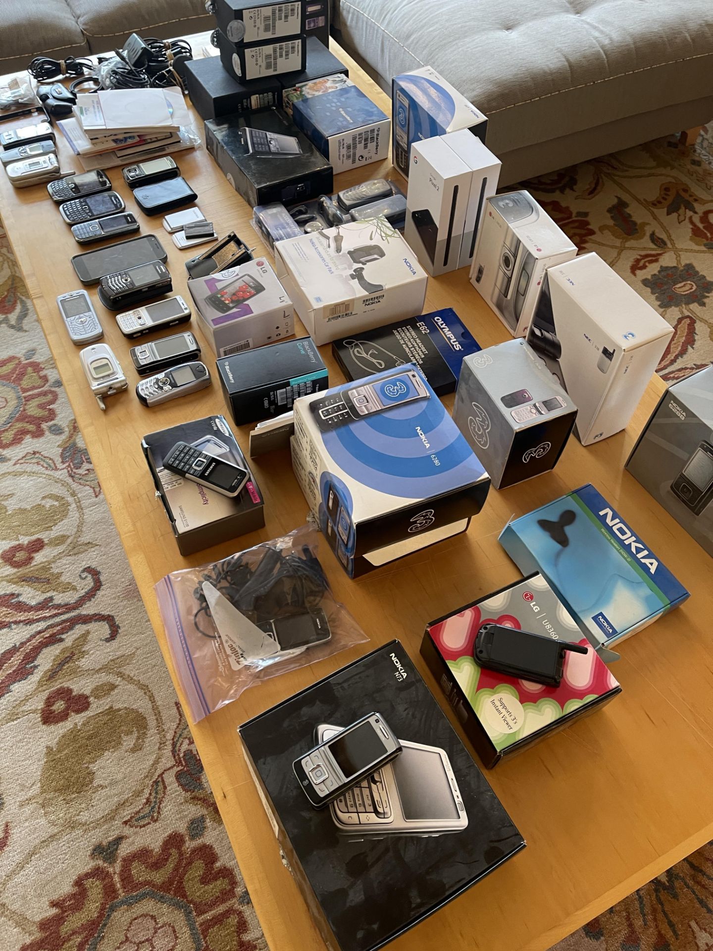 HUGE LOT OF MODERN CELL PHONES AND ORIGINAL BOXES - Image 9 of 10