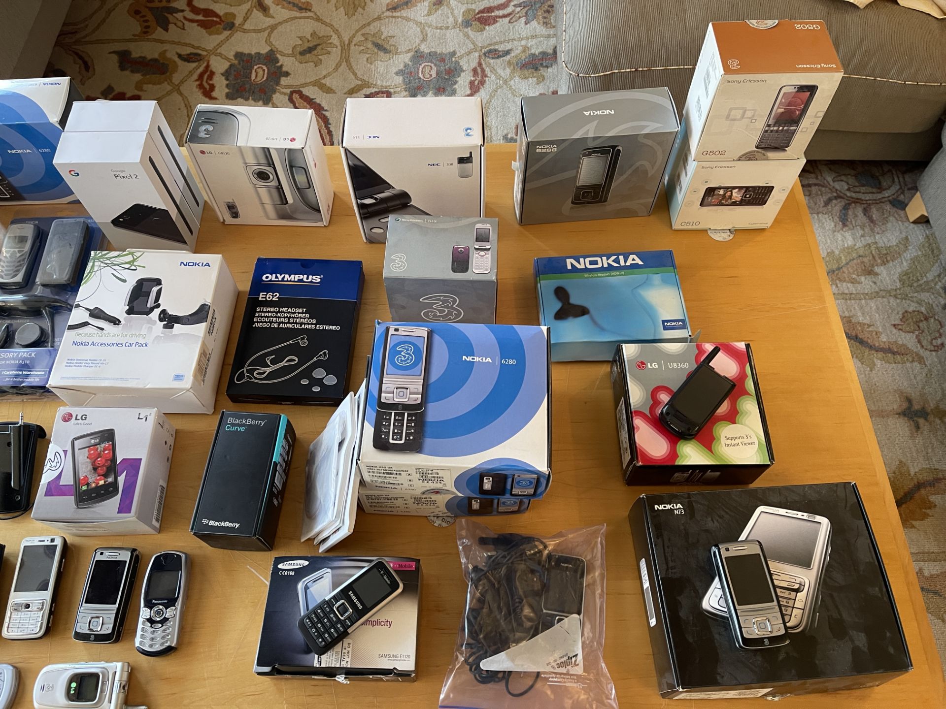 HUGE LOT OF MODERN CELL PHONES AND ORIGINAL BOXES - Image 6 of 10