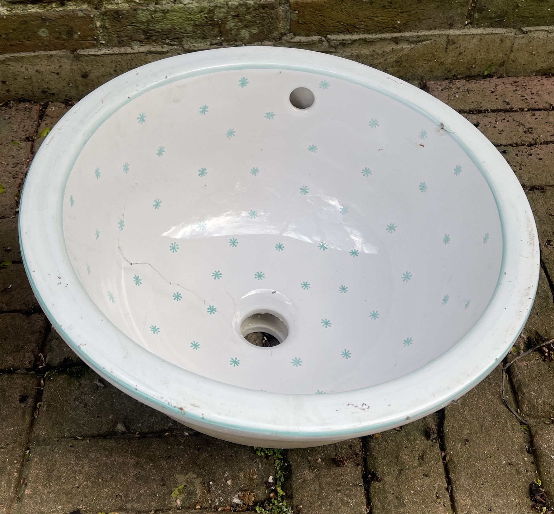 ROUND SINK WITH PAINTED FLOWER DESIGN