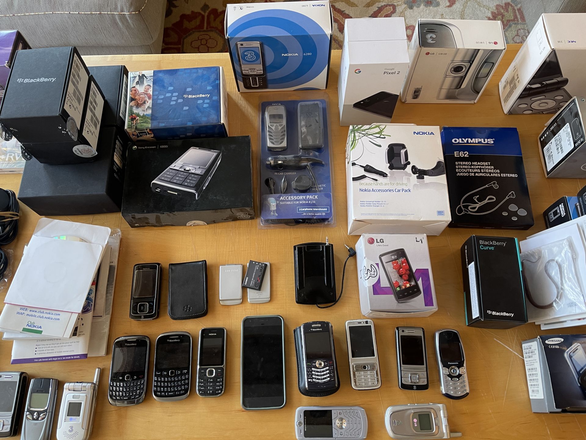 HUGE LOT OF MODERN CELL PHONES AND ORIGINAL BOXES - Image 5 of 10