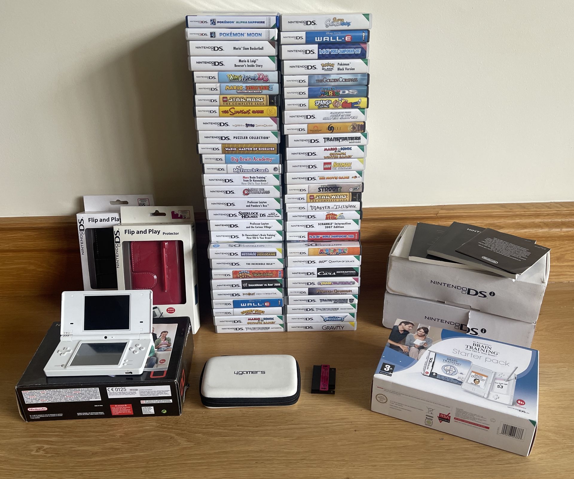 GIANT LOT OF NINTENDO DS GAMES , CASES AND GAMING UNIT