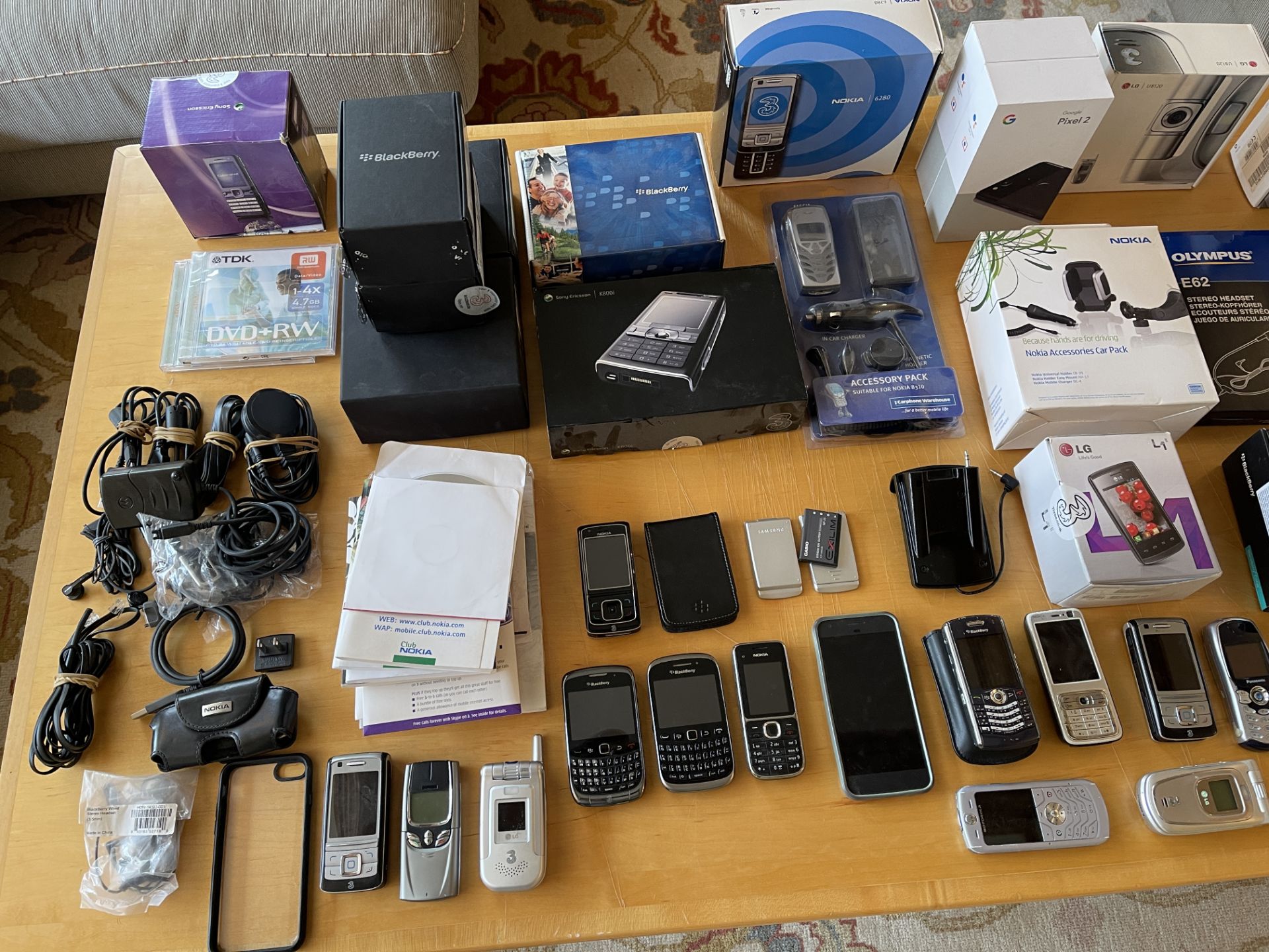 HUGE LOT OF MODERN CELL PHONES AND ORIGINAL BOXES - Image 7 of 10