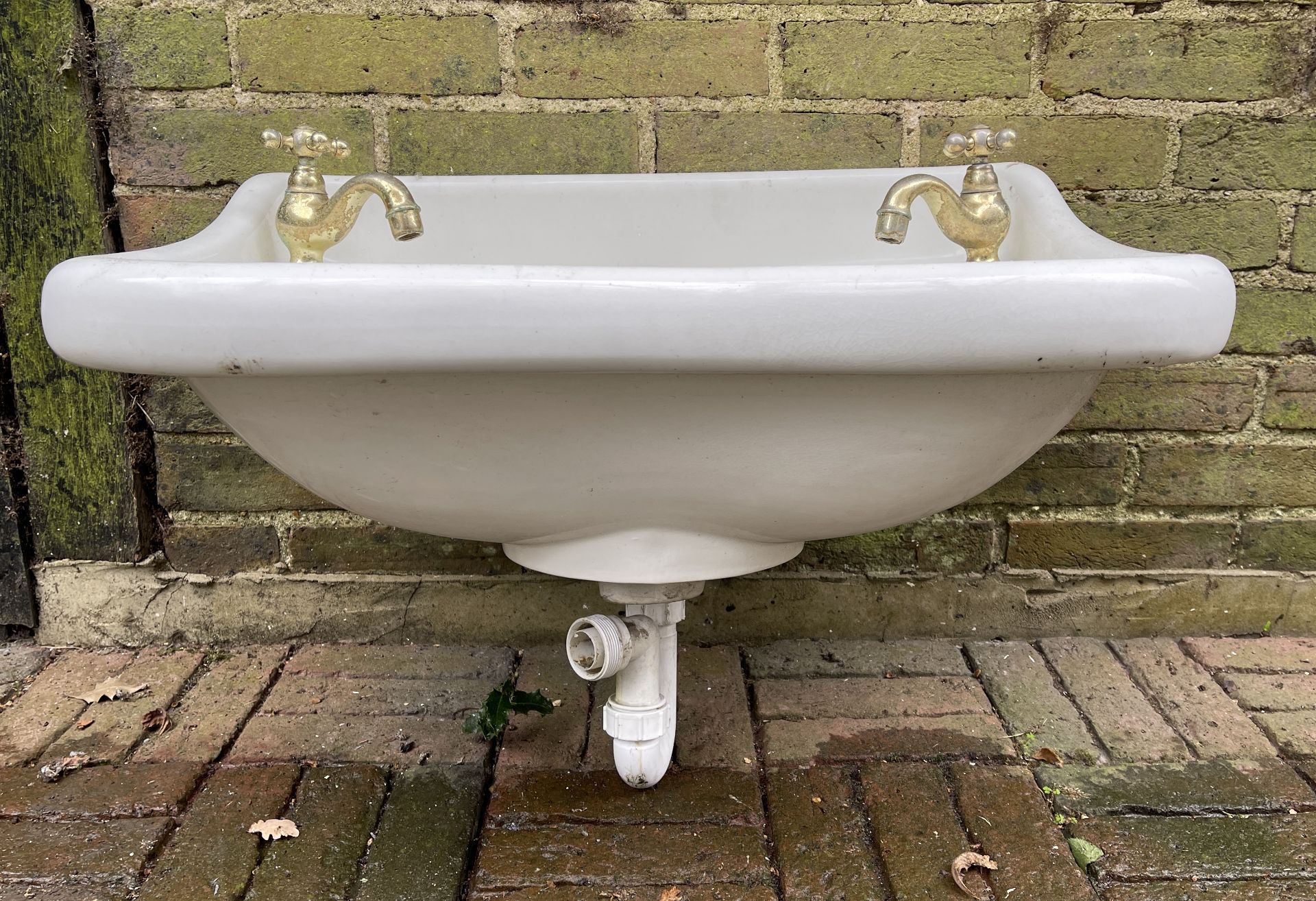 LARGE ANTIQUE PRISTINE SINK WITH ORIGINAL HARDWARE WITH BASE STAND - Image 4 of 8