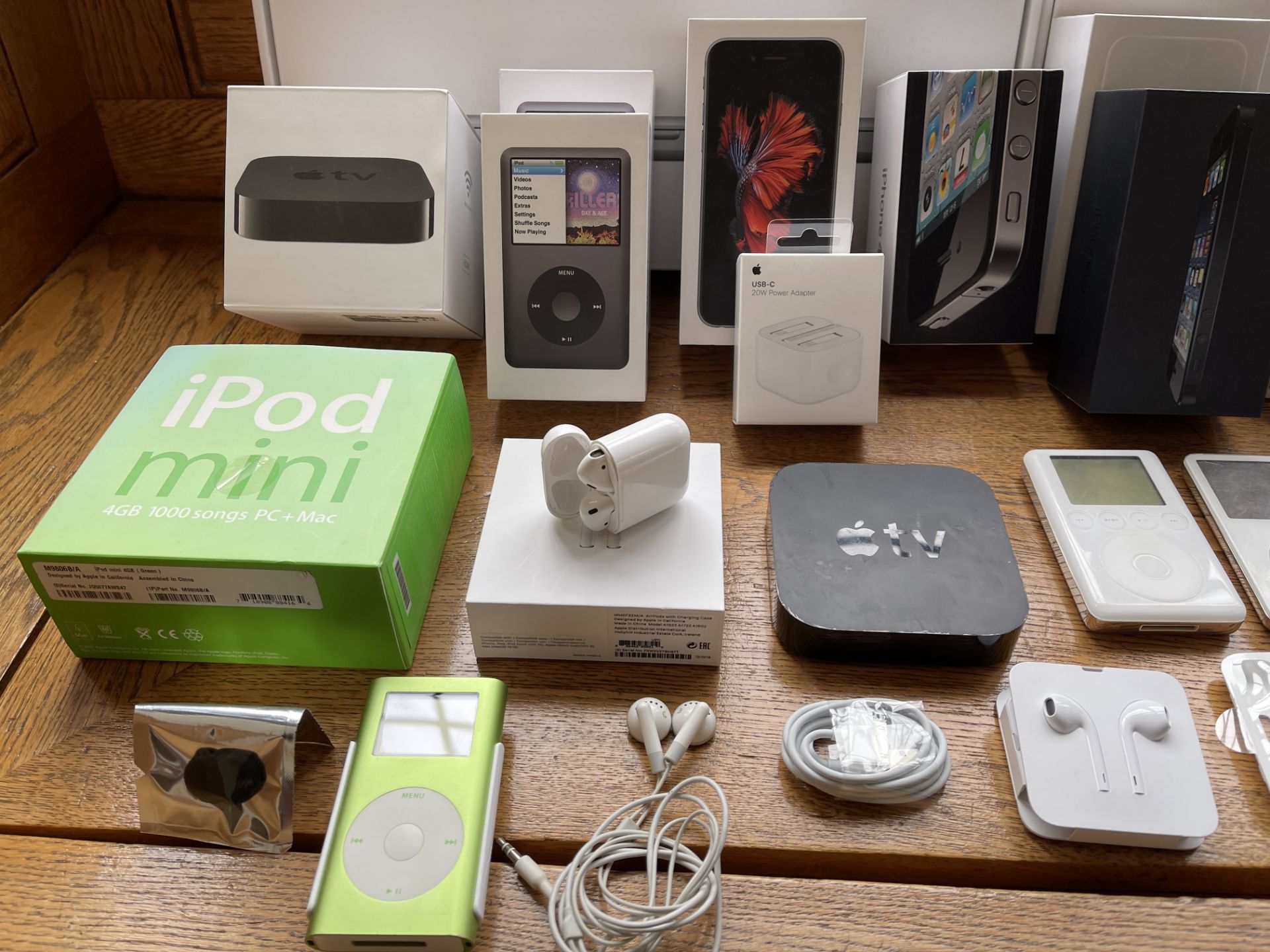 GIANT LOT OF APPLE PRODUCTS , IPHONES , APPLE TV, EARPODS - Image 4 of 5