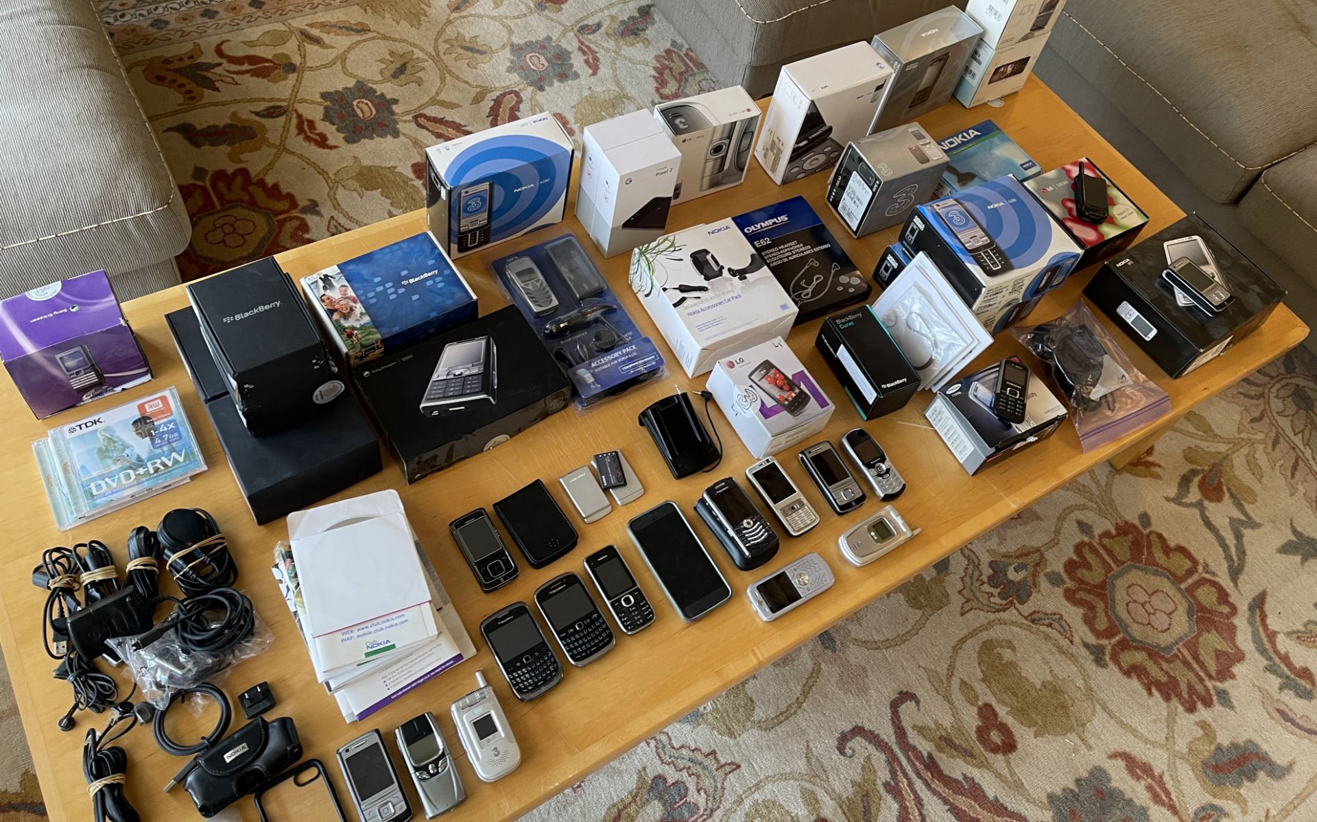 HUGE LOT OF MODERN CELL PHONES AND ORIGINAL BOXES - Image 10 of 10