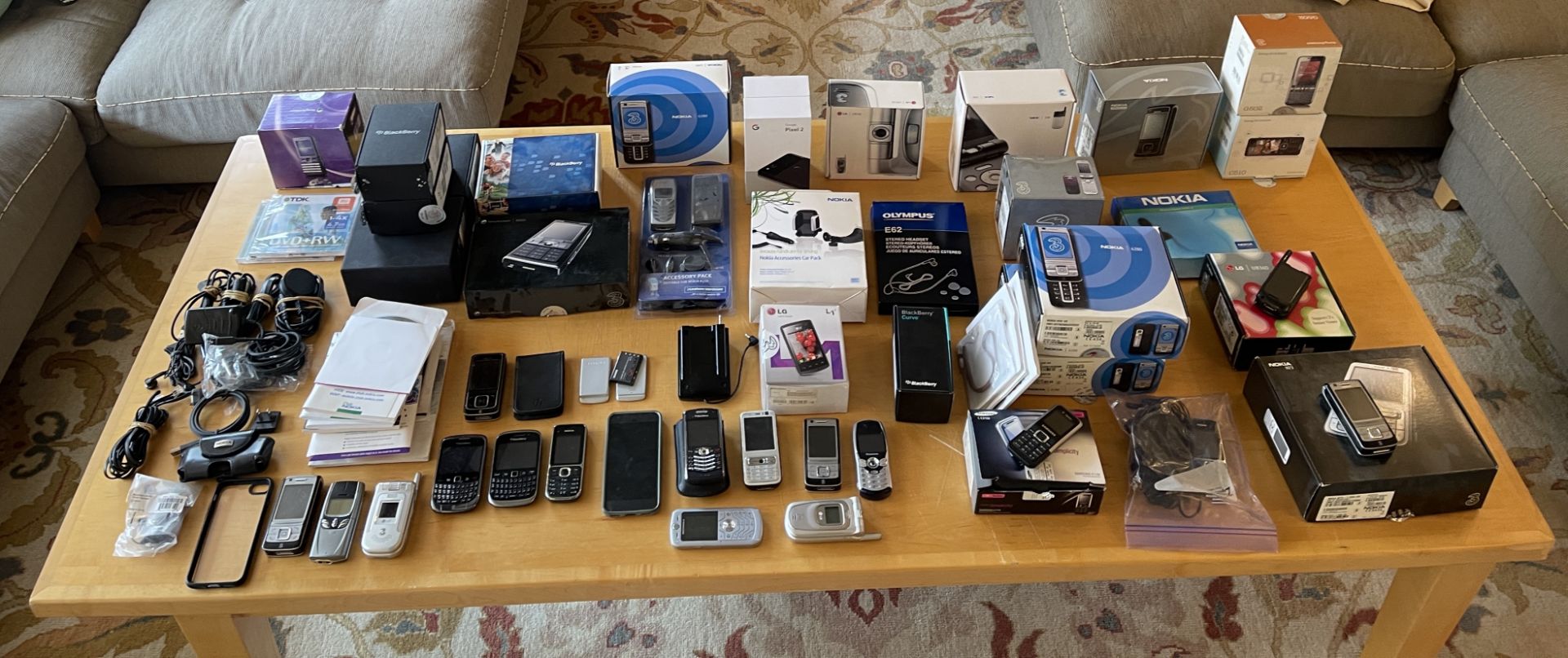 HUGE LOT OF MODERN CELL PHONES AND ORIGINAL BOXES - Image 3 of 10