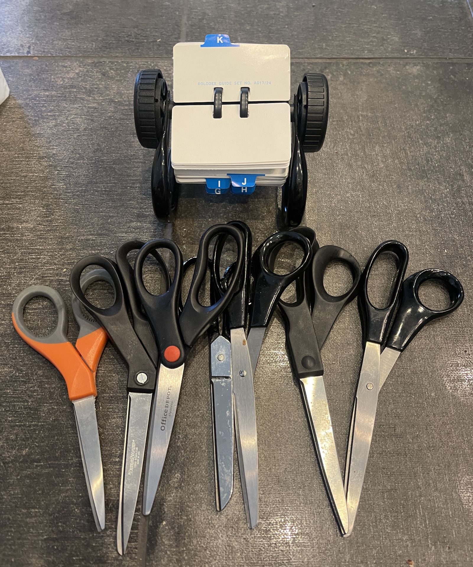 LOT OF SCISSORS AND MINI DESKTOP ROLODEX - Image 2 of 2