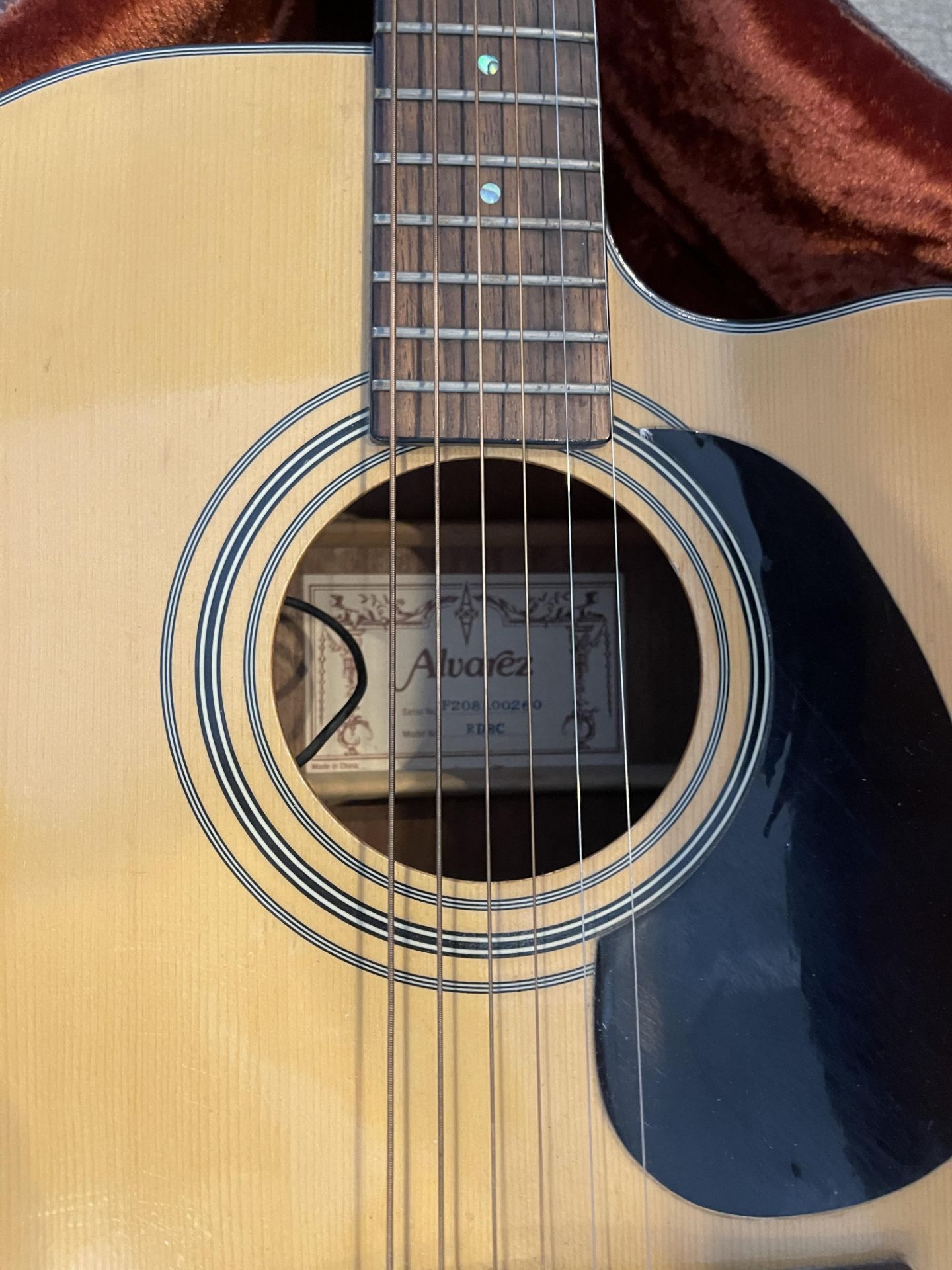 ALUAREZ RD8C ACOUSTIC GUITAR IN CASE - Image 2 of 4